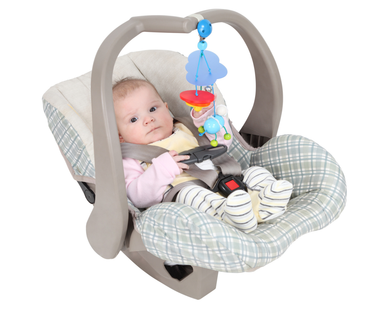 Маленький грудной ребенок в автомобильном кресле на белом фоне