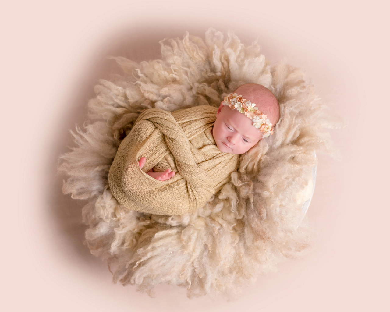 Маленький грудной ребенок завернутый  в покрывало 