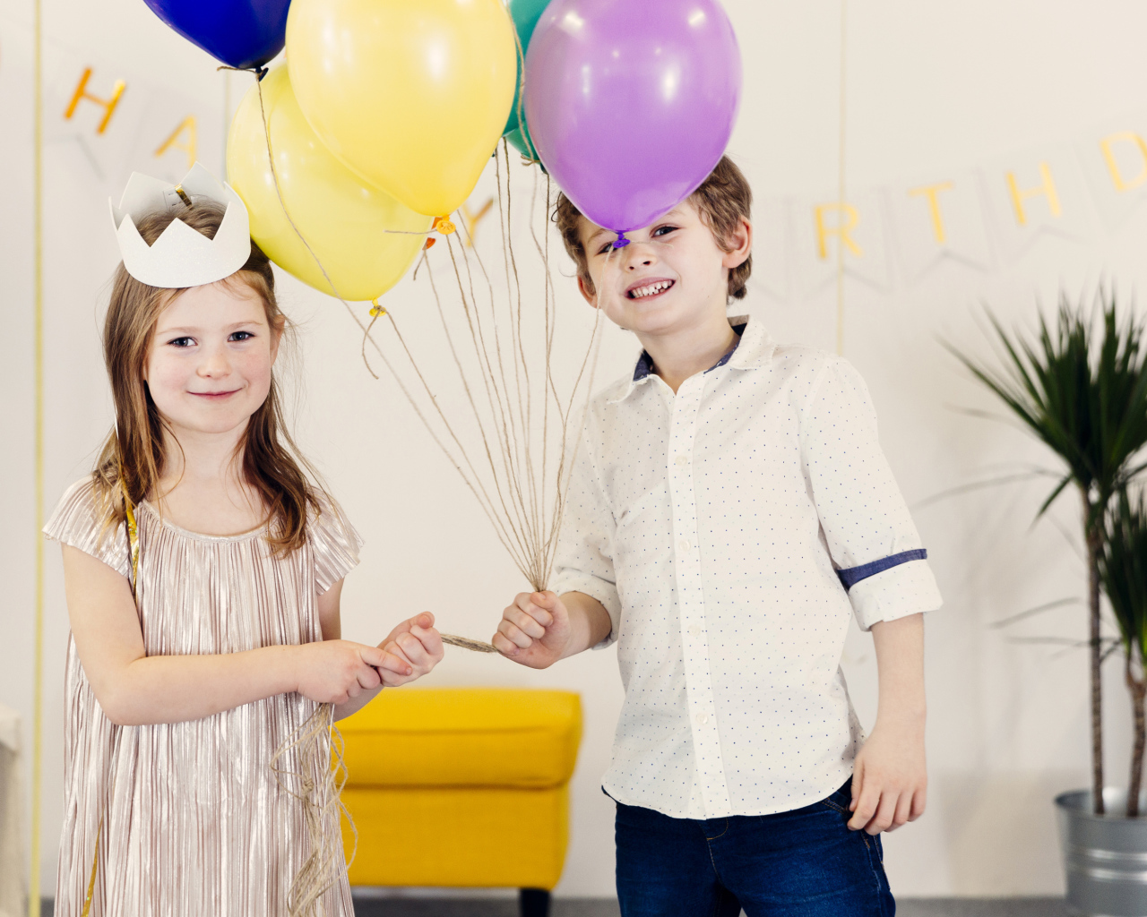 Маленькие мальчик и девочка отмечают день рождения 