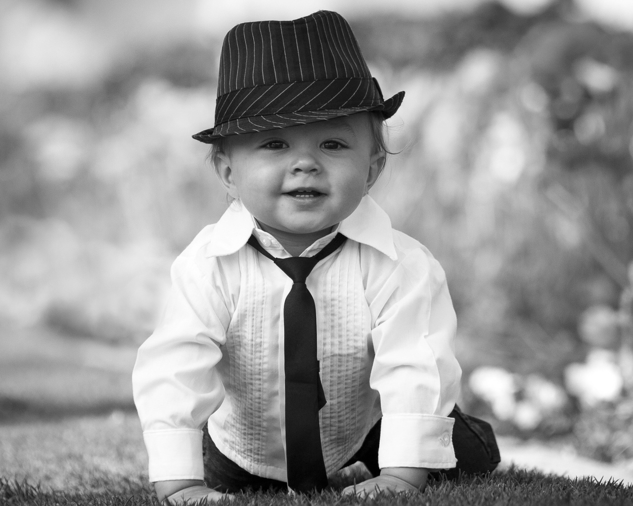 Маленький мальчик в шляпе черно -  белое фото 