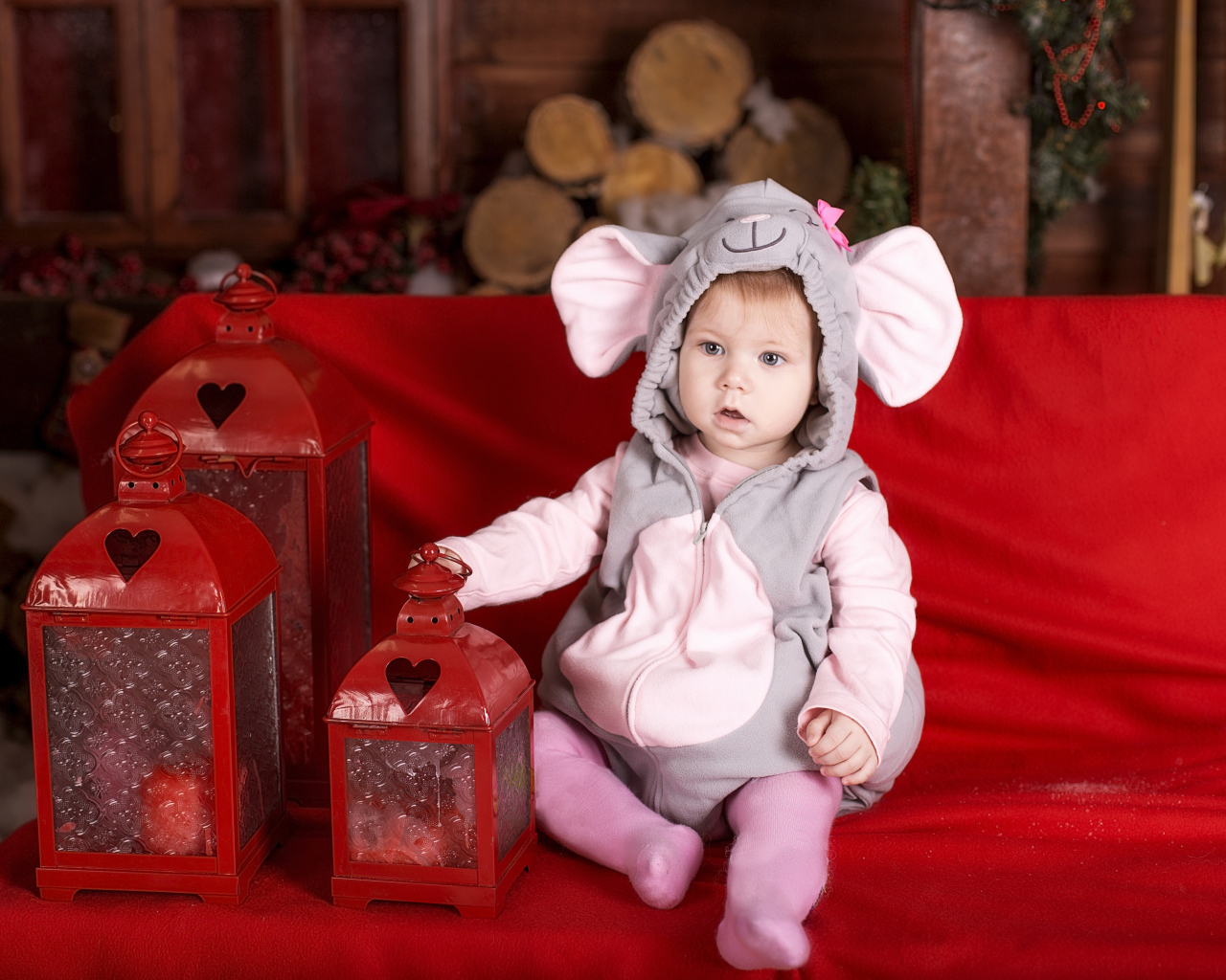 Маленький мальчик в костюме мышонка с фонарями на диване