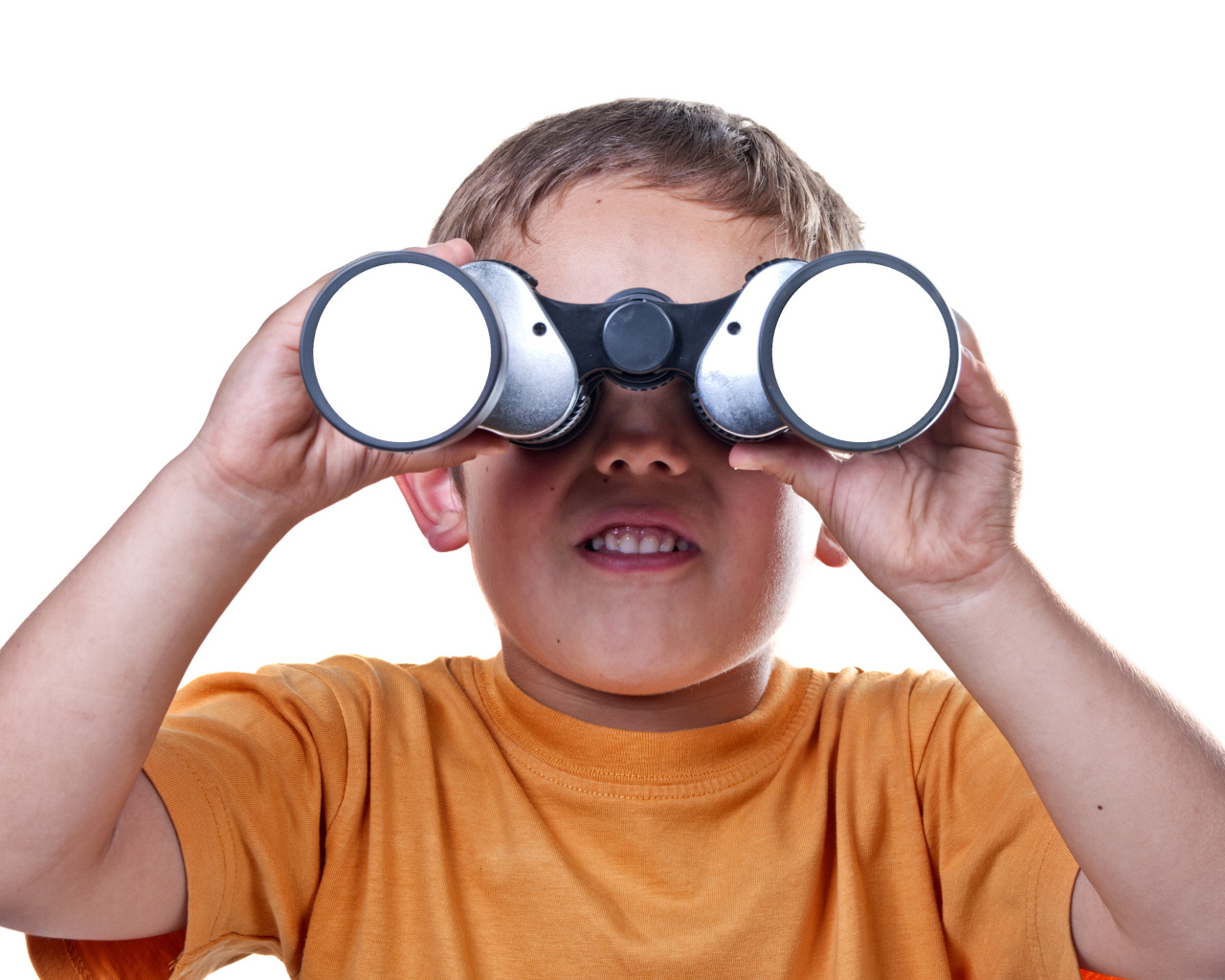 Маленький мальчик с биноклем на белом фоне