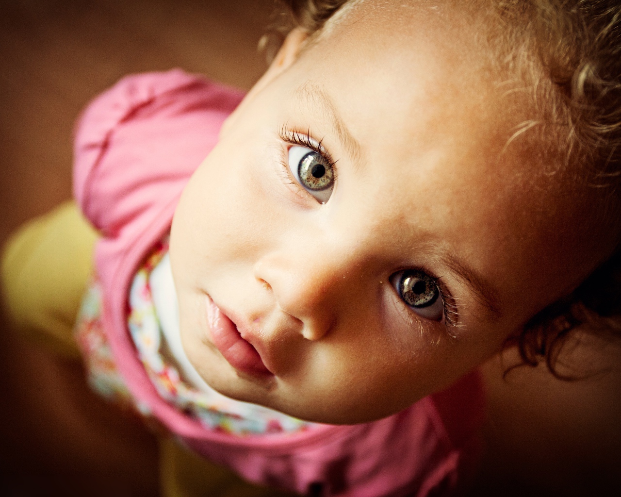 Маленькая девочка крупным планом смотрит вверх 