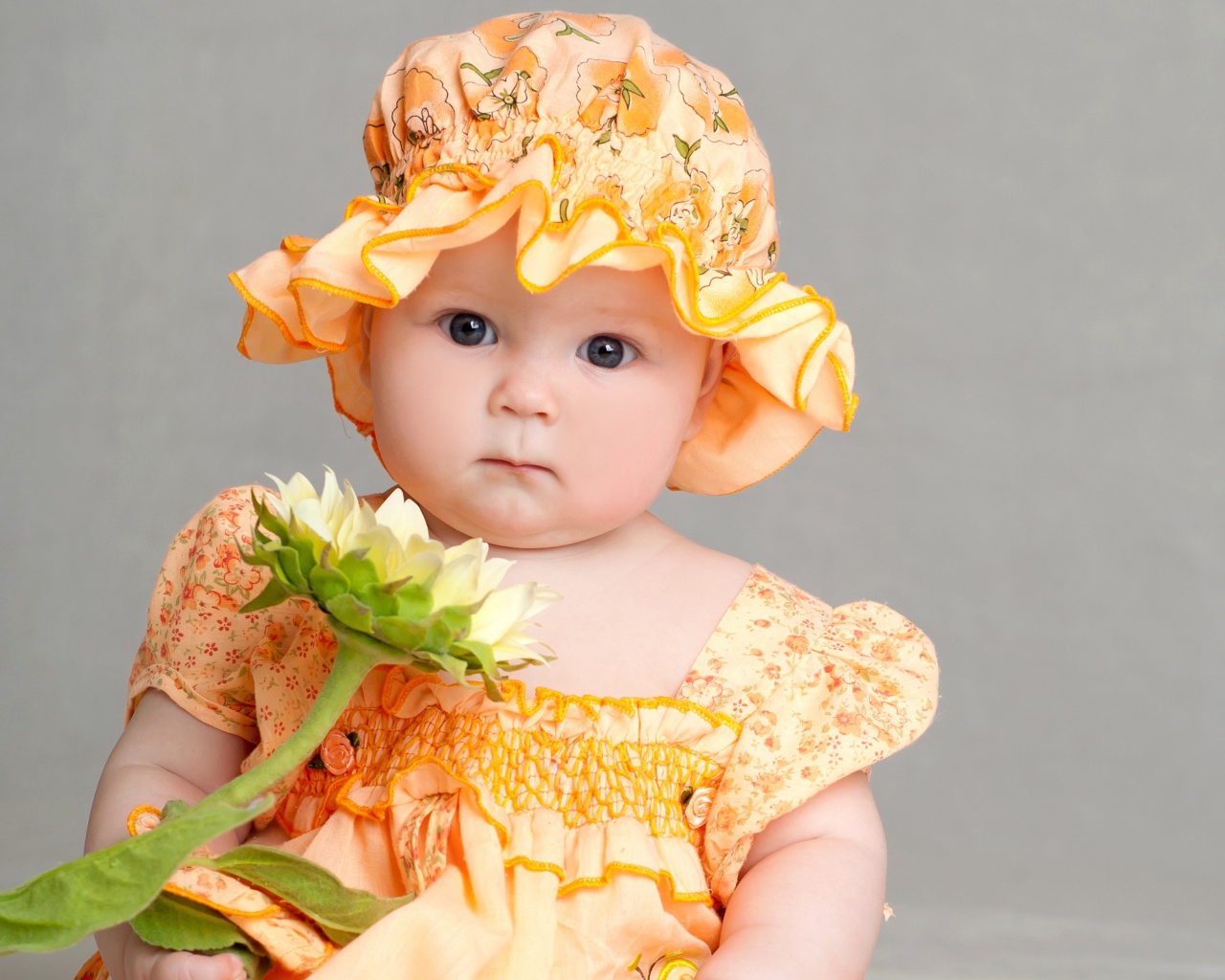 Маленькая девочка в красивом наряде с цветком