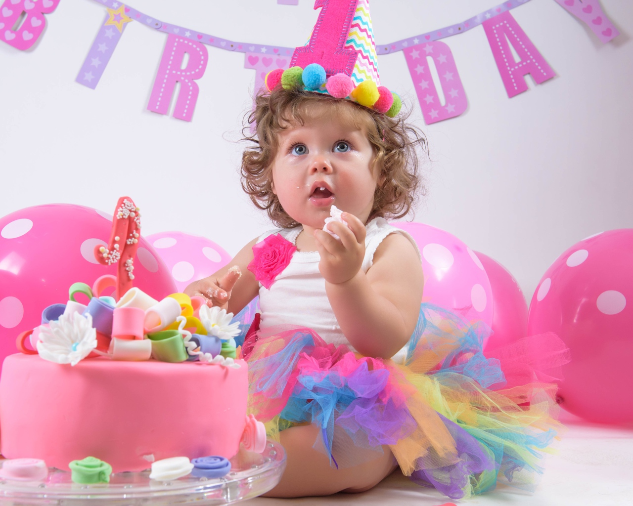 Маленькая девочка с тортом на день рождения 1 год