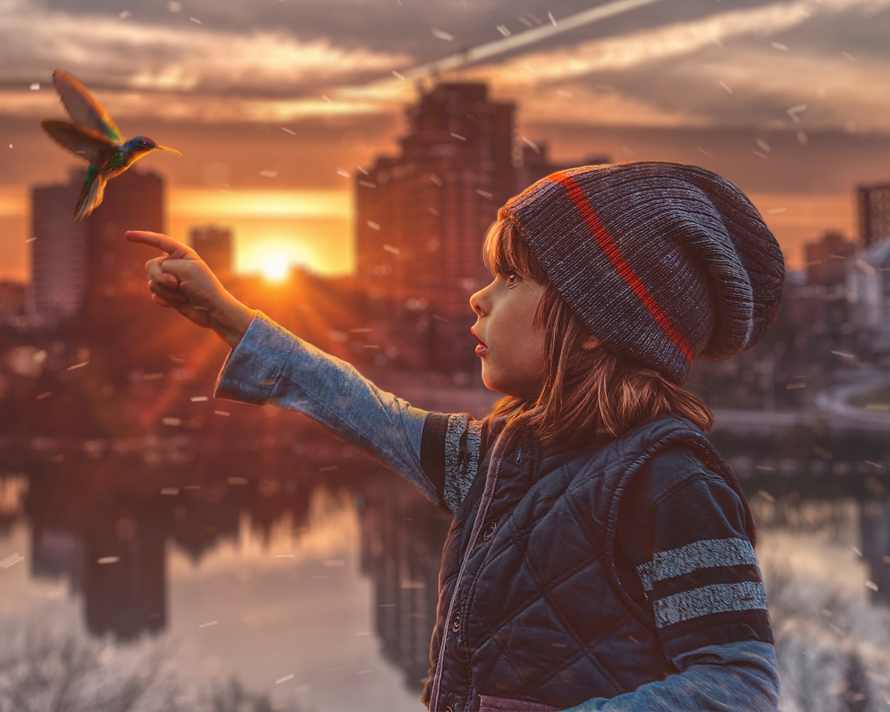 Маленькая девочка с птицей колибри на фоне города