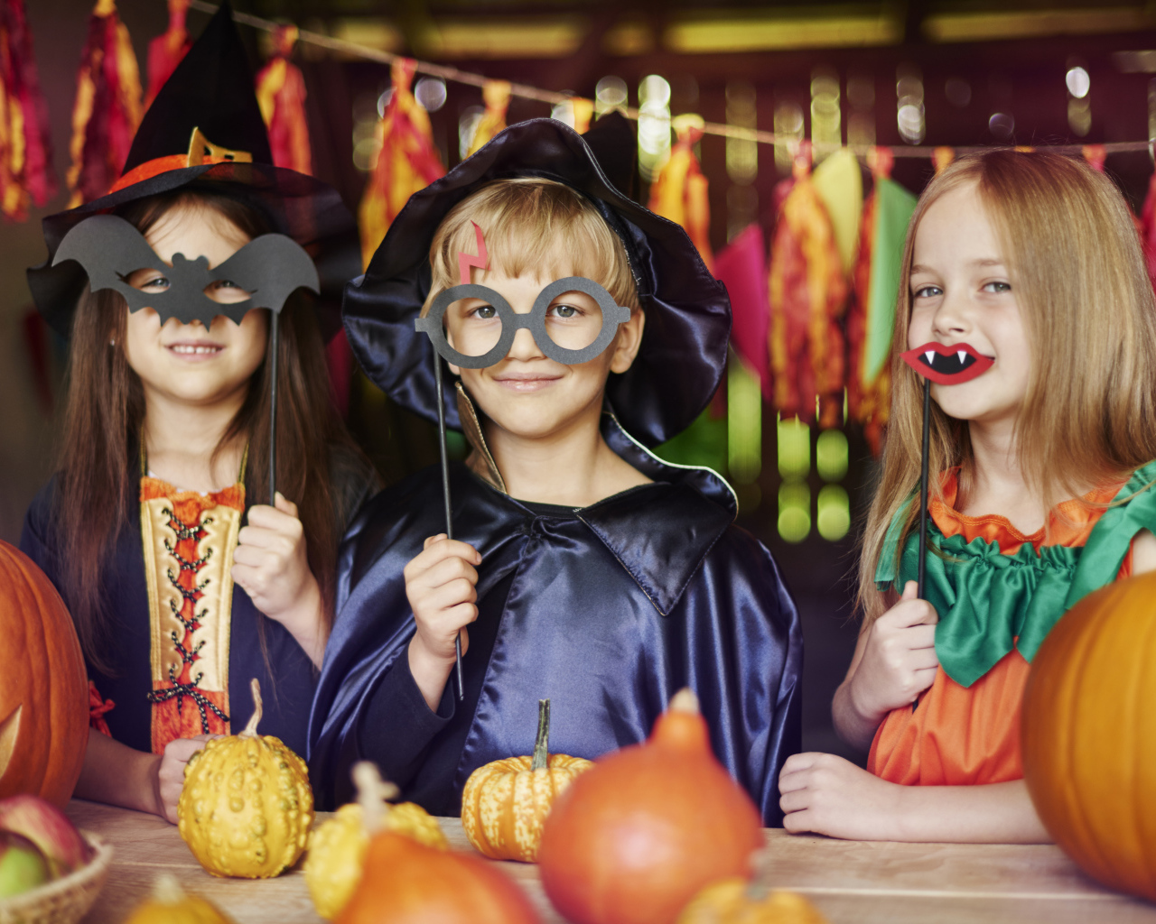 Маленькие дети в костюмах на Хэллоуин 