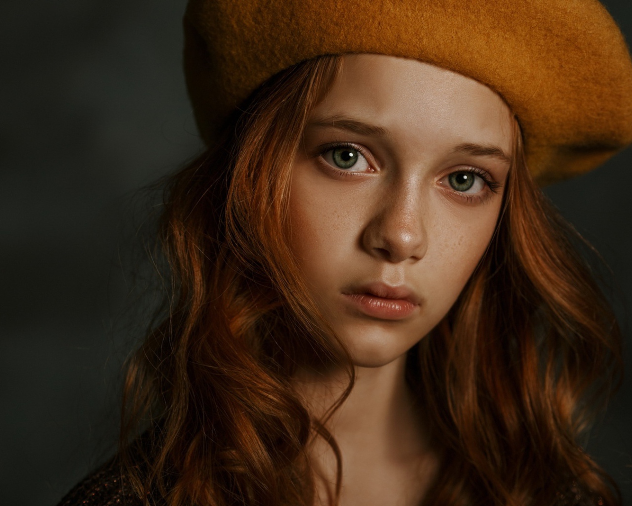 Грустная рыжеволосая зеленоглазая девочка в берете 
