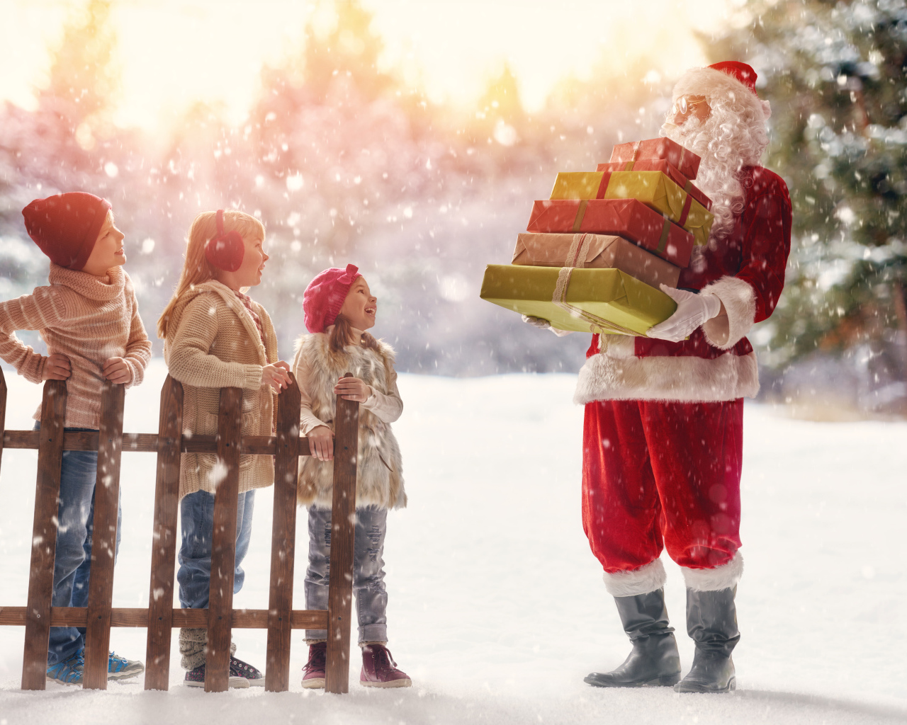 Санта Клаус принес подарки маленьким детям