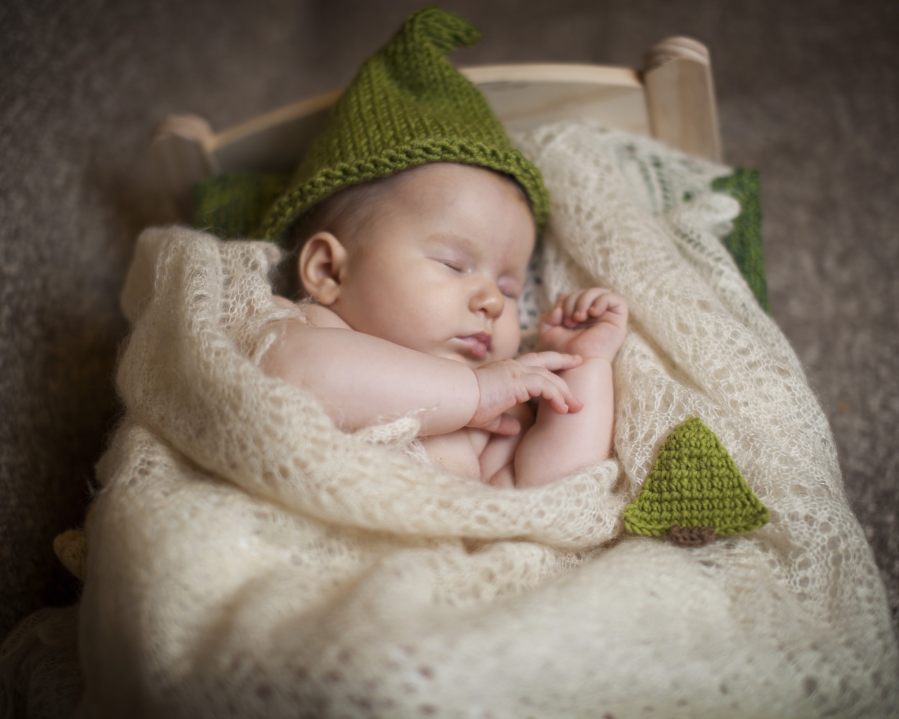 Спящий младенец лежит на пуховом платке