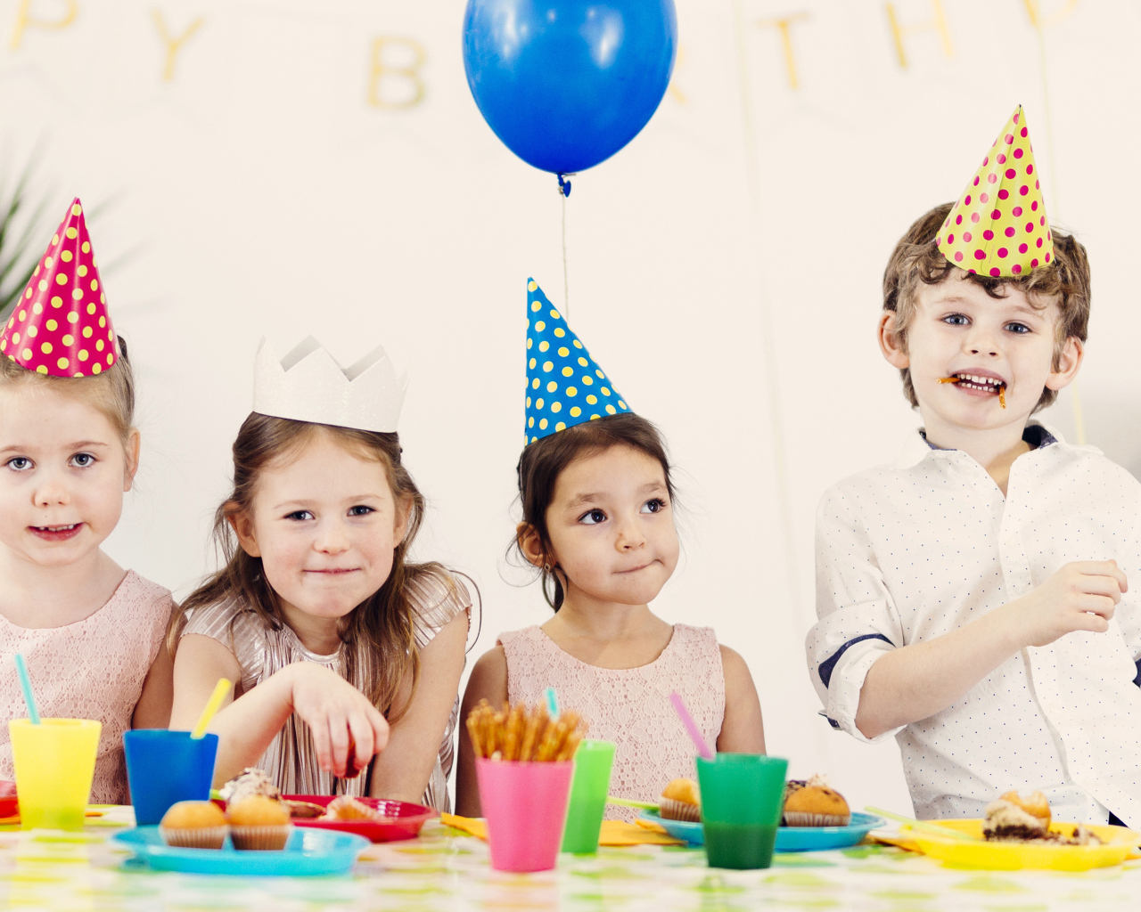 Маленькие дети отмечают детский праздник за столом