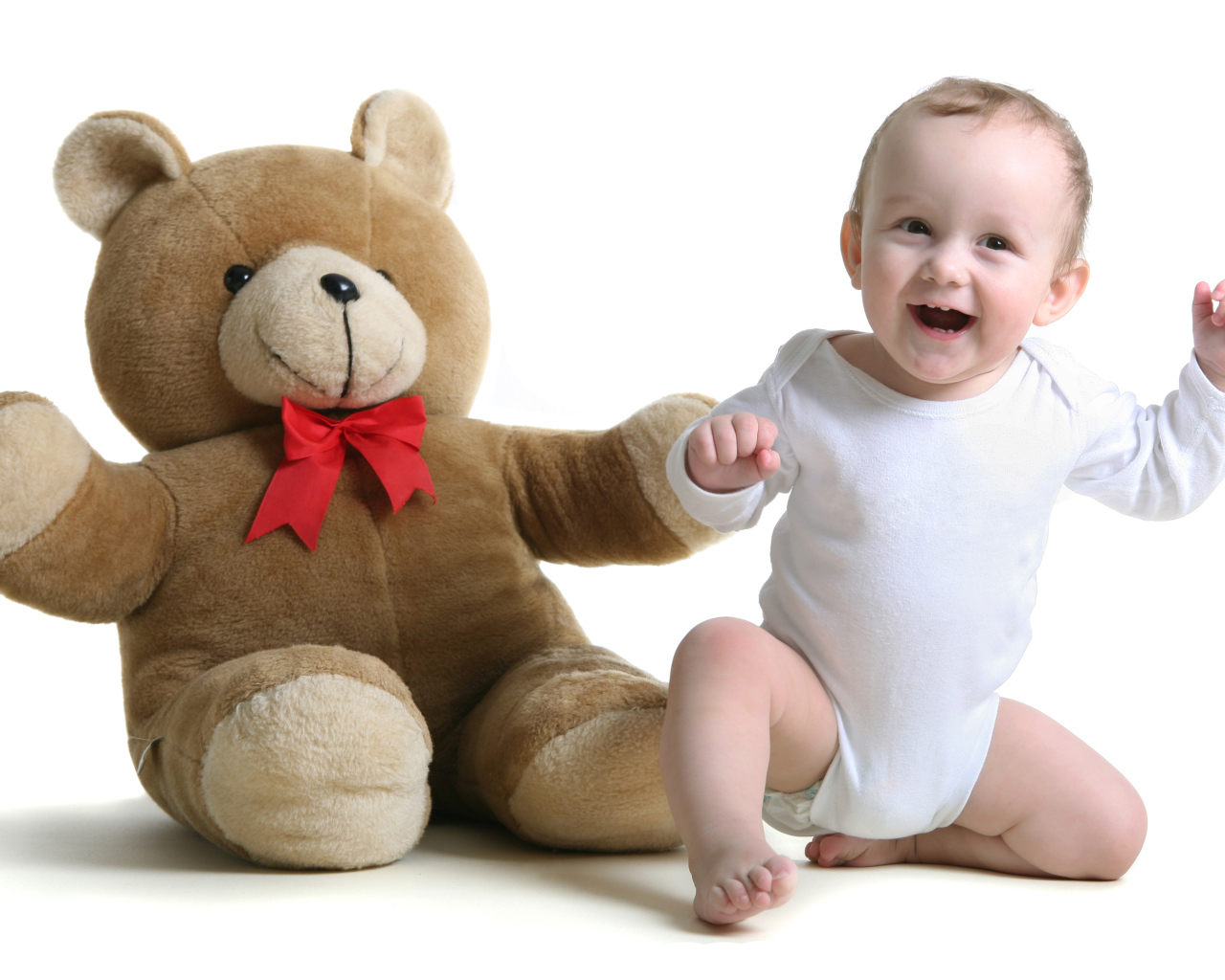 Улыбающийся малыш в большим игрушечным медведем