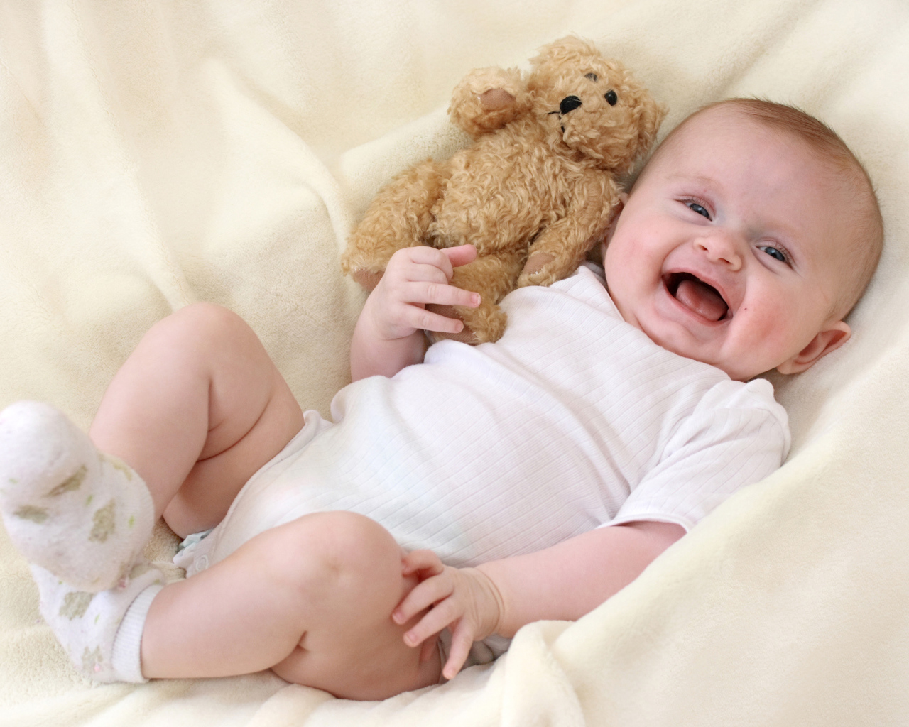 Улыбающийся малыш с медвежонком Тедди 