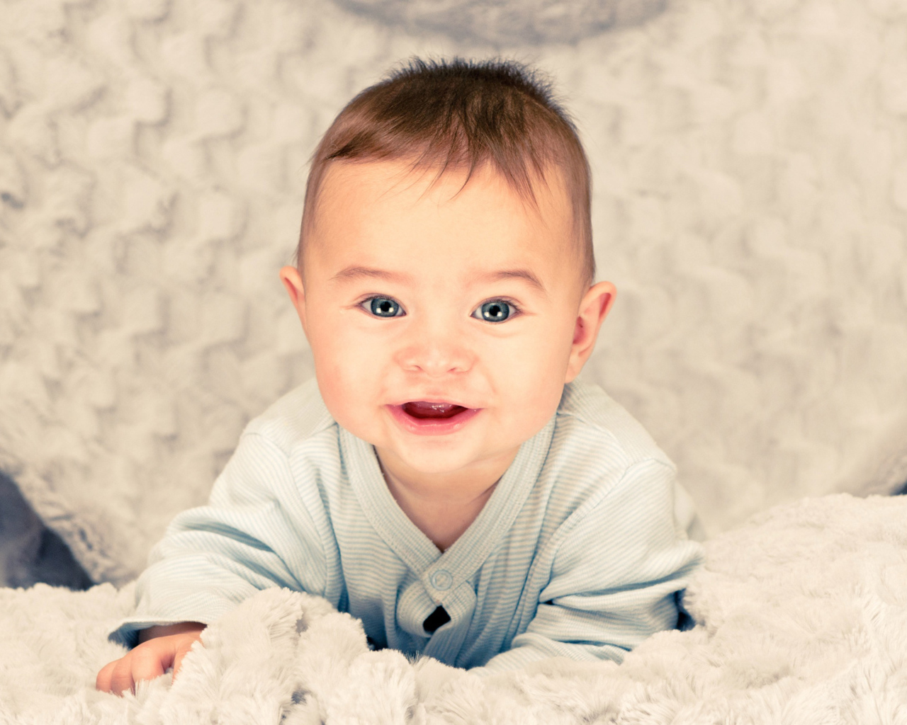 Улыбающийся голубоглазый маленький мальчик