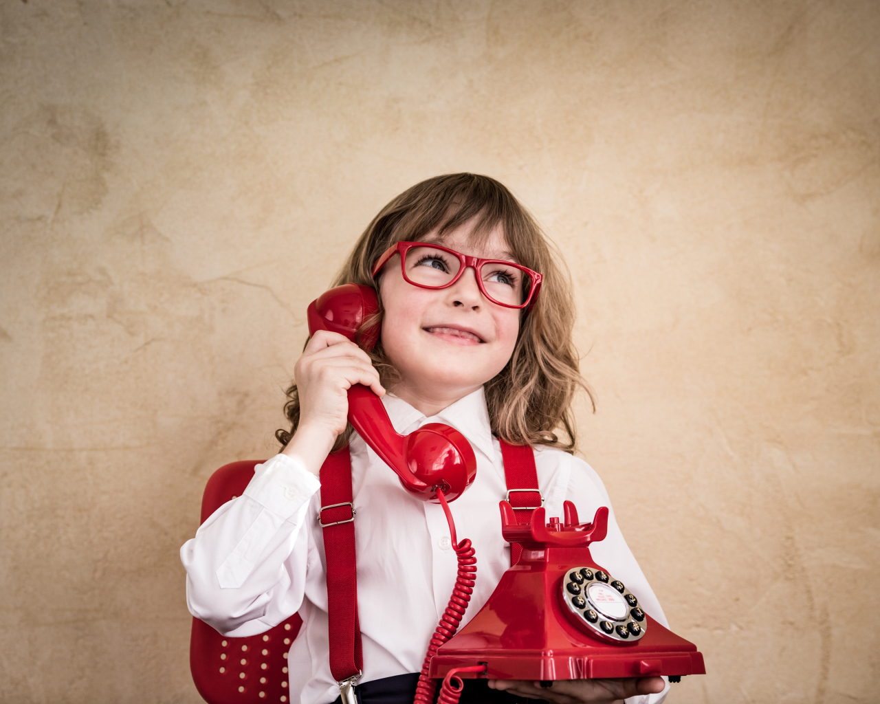 Улыбающийся мальчик с красным телефоном