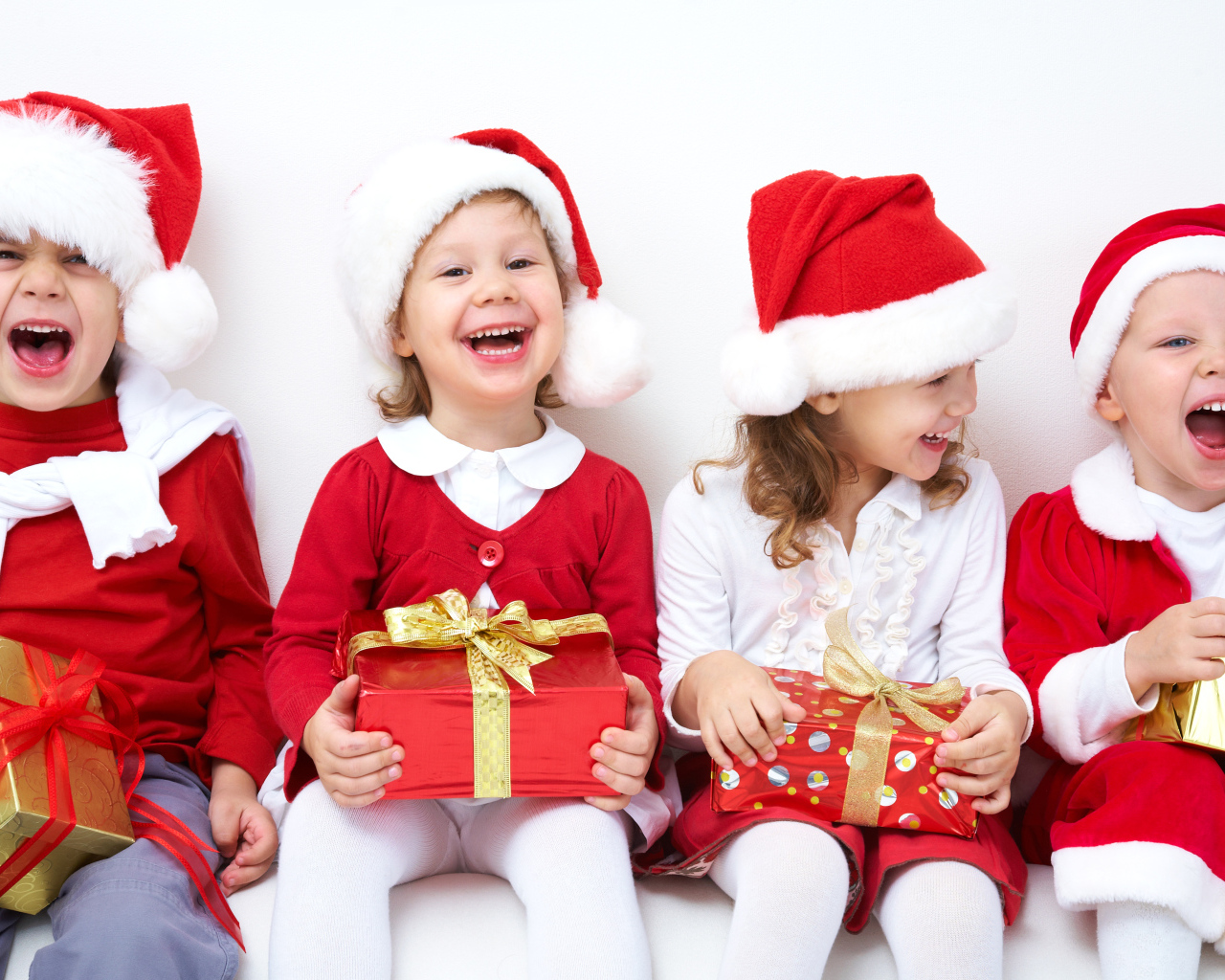 Улыбающиеся дети с подарками на новый год 