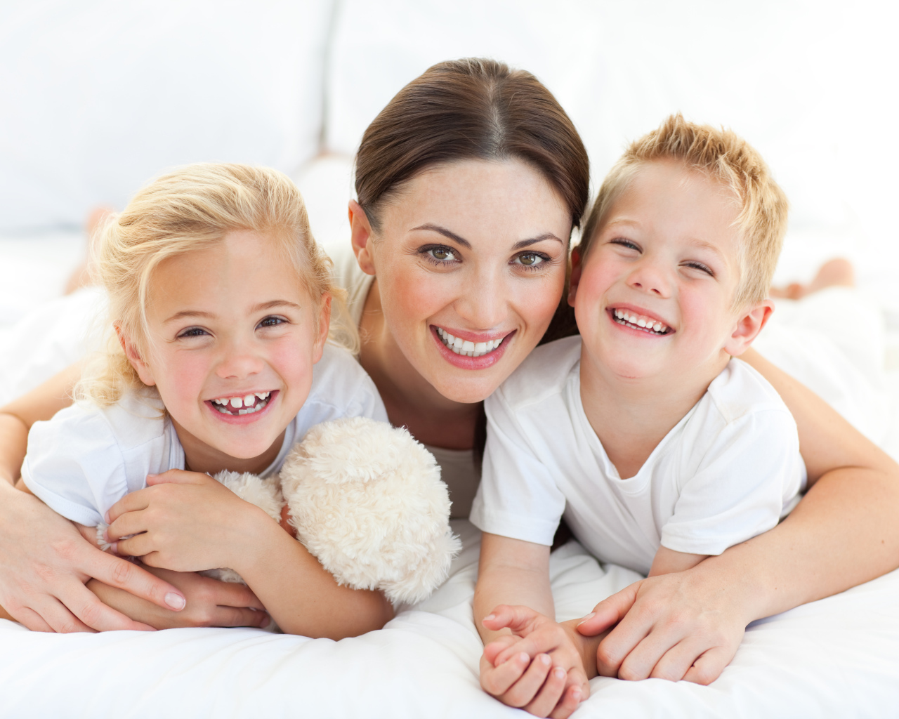 Улыбающаяся мама с двумя детьми