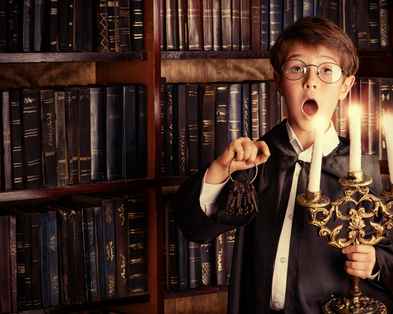 Удивленный мальчик с подсвечником со свечами в библиотеке