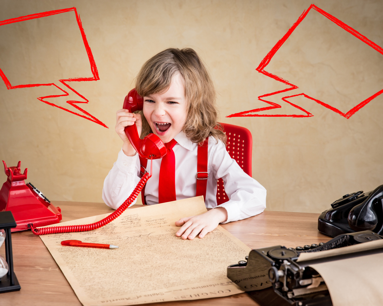 Девочка ведет переговоры по старому телефону