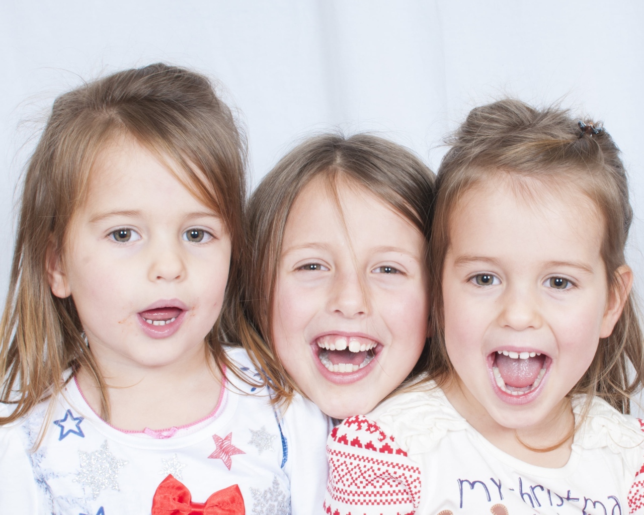 Три маленькие улыбающиеся девочки сестры 