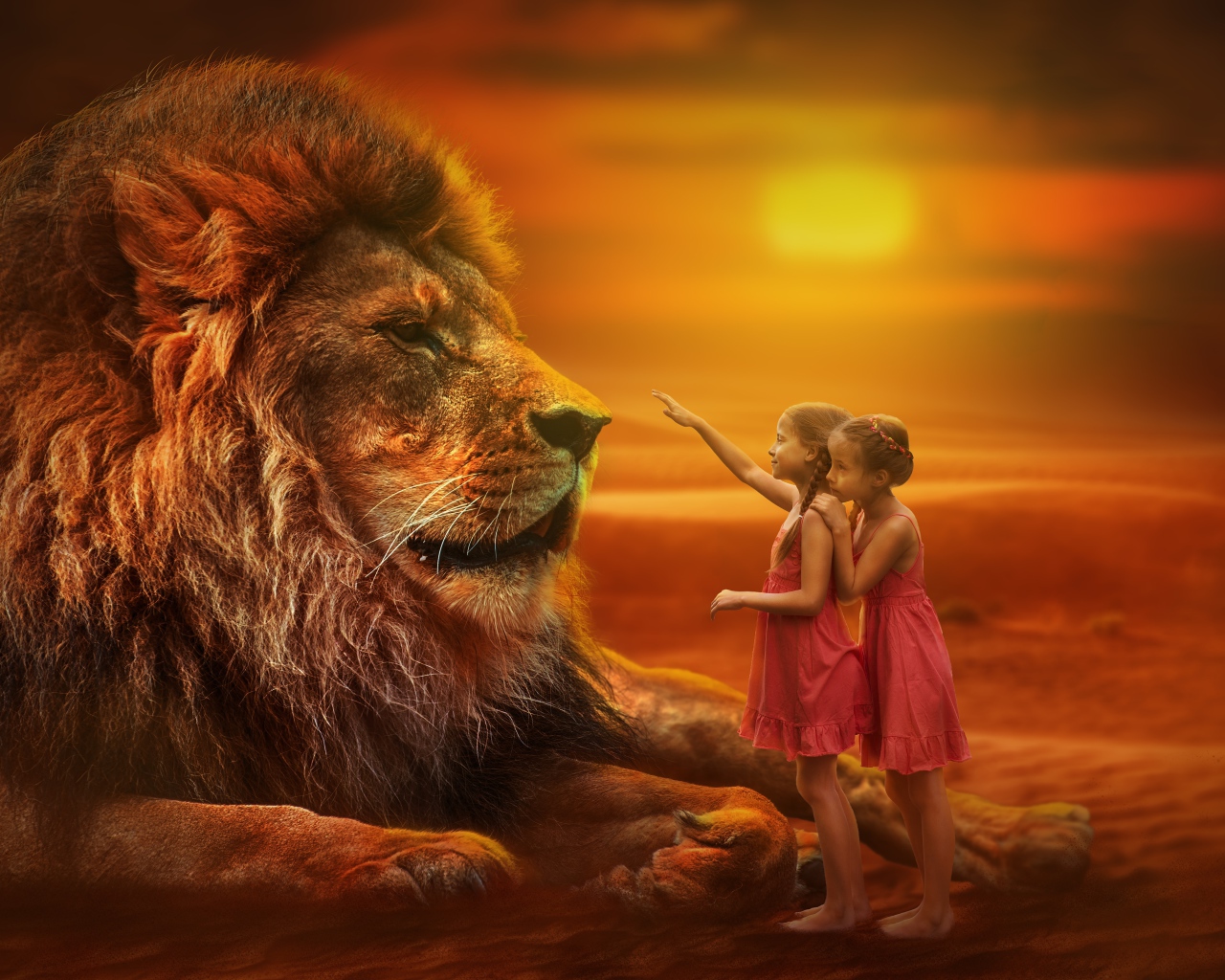 Две маленьких девочка тянут руку к большому льву