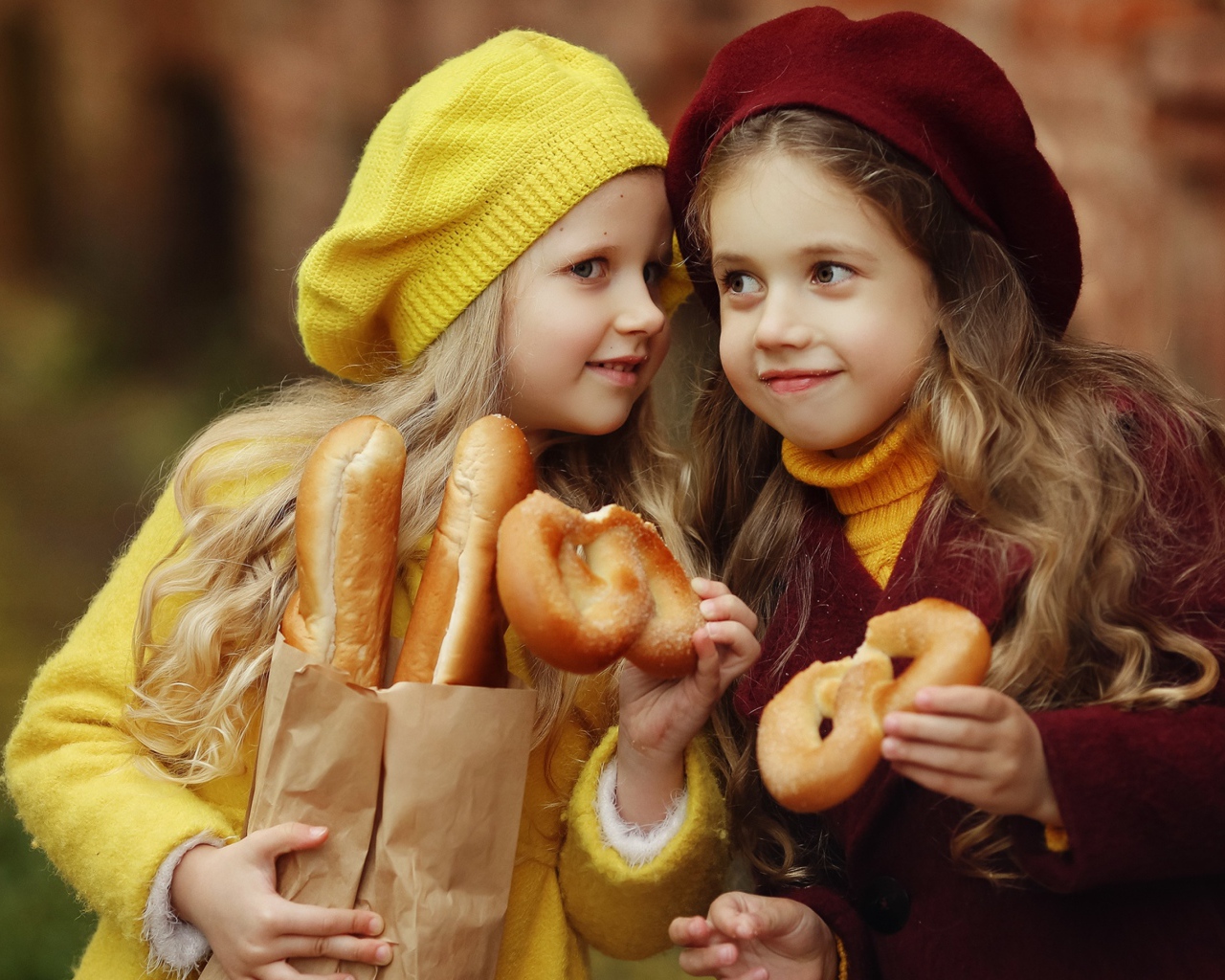Две маленькие девочки с булочками 