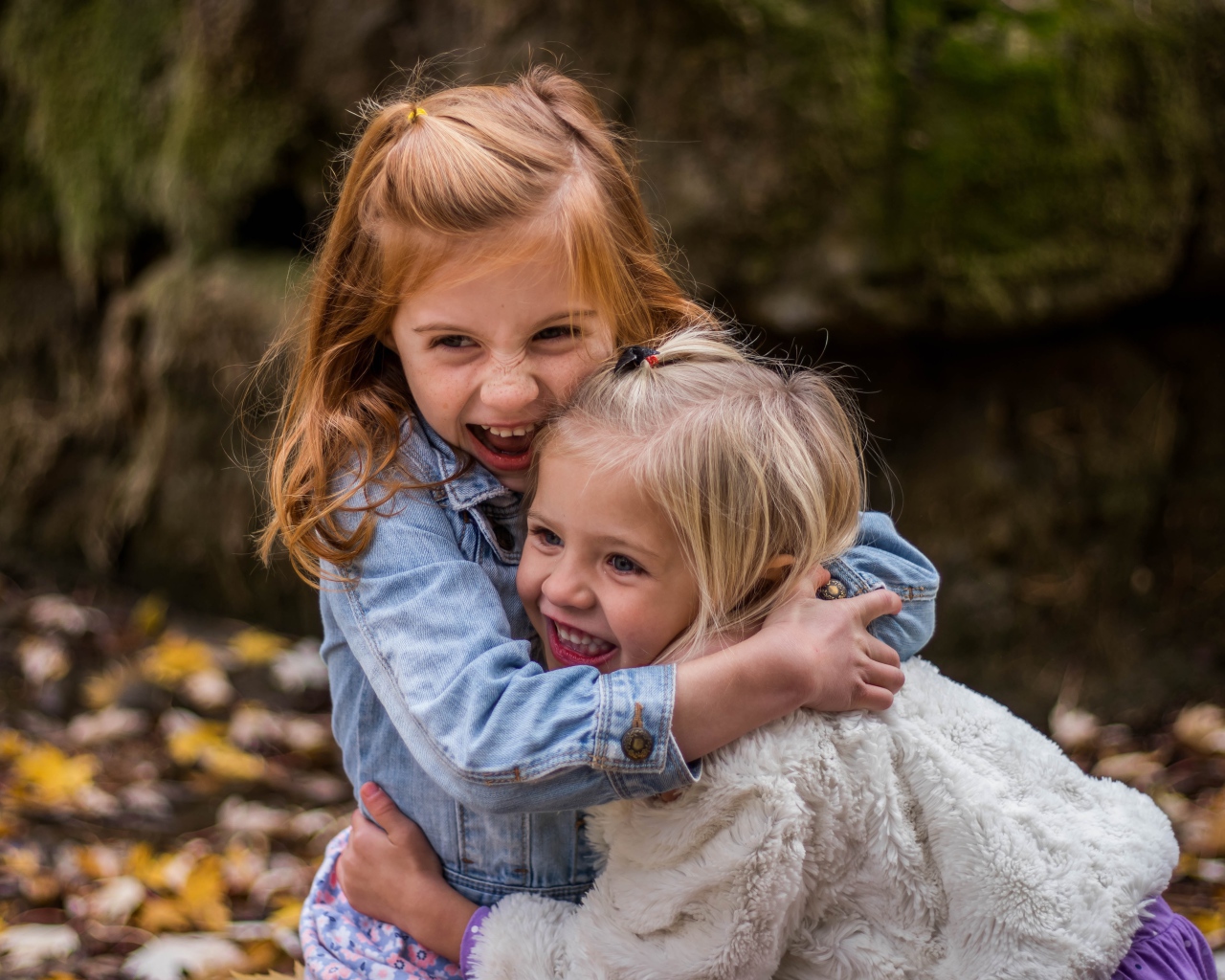 Две маленькие сестры обнимают друг друга 