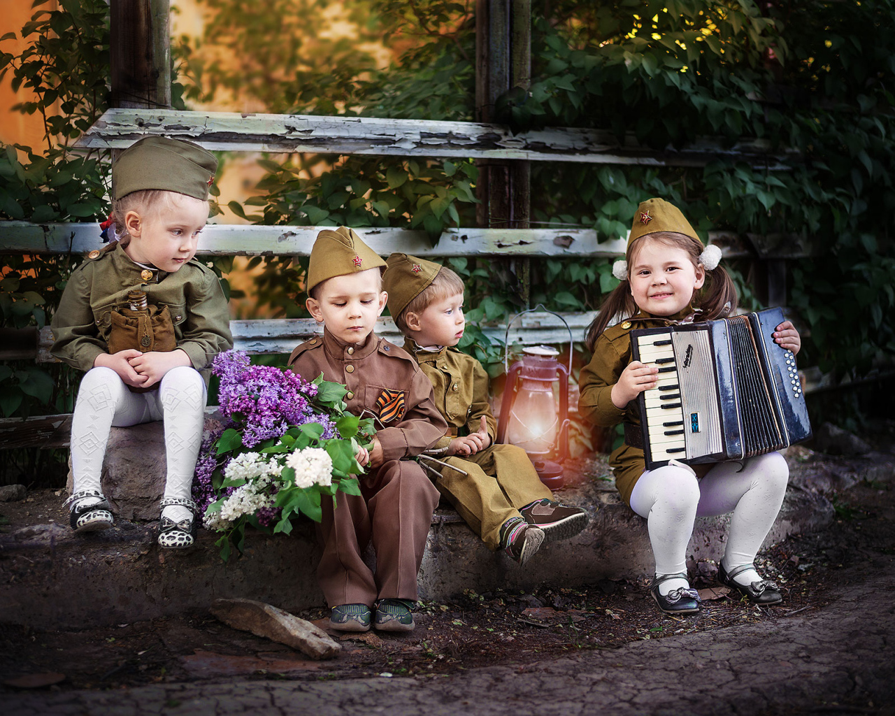Маленькие дети в военной форме на 9 мая 