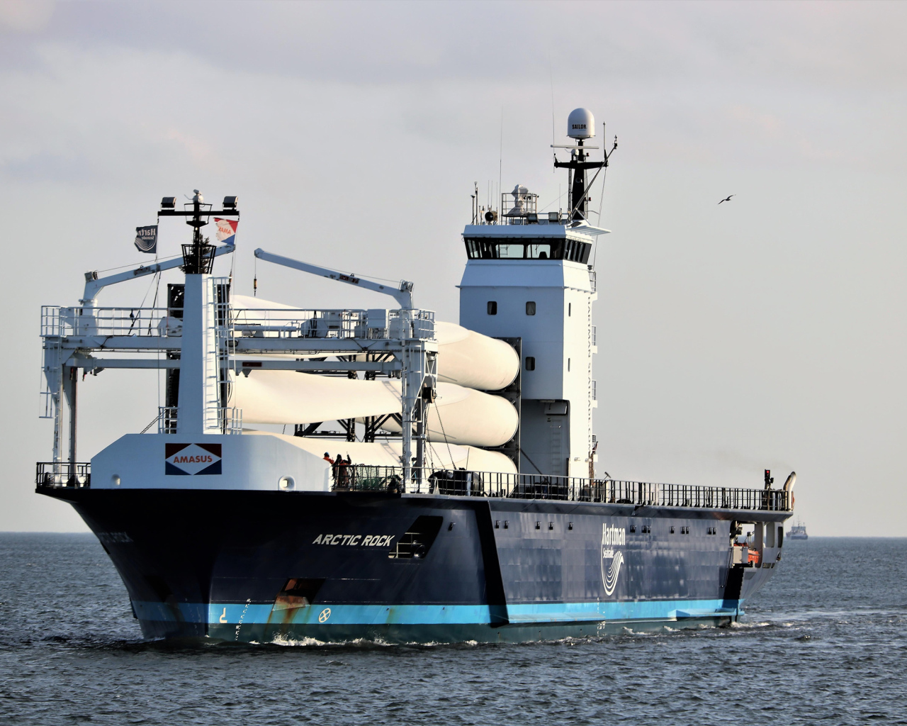 Корабль ARCTIC ROCK в море на фоне неба