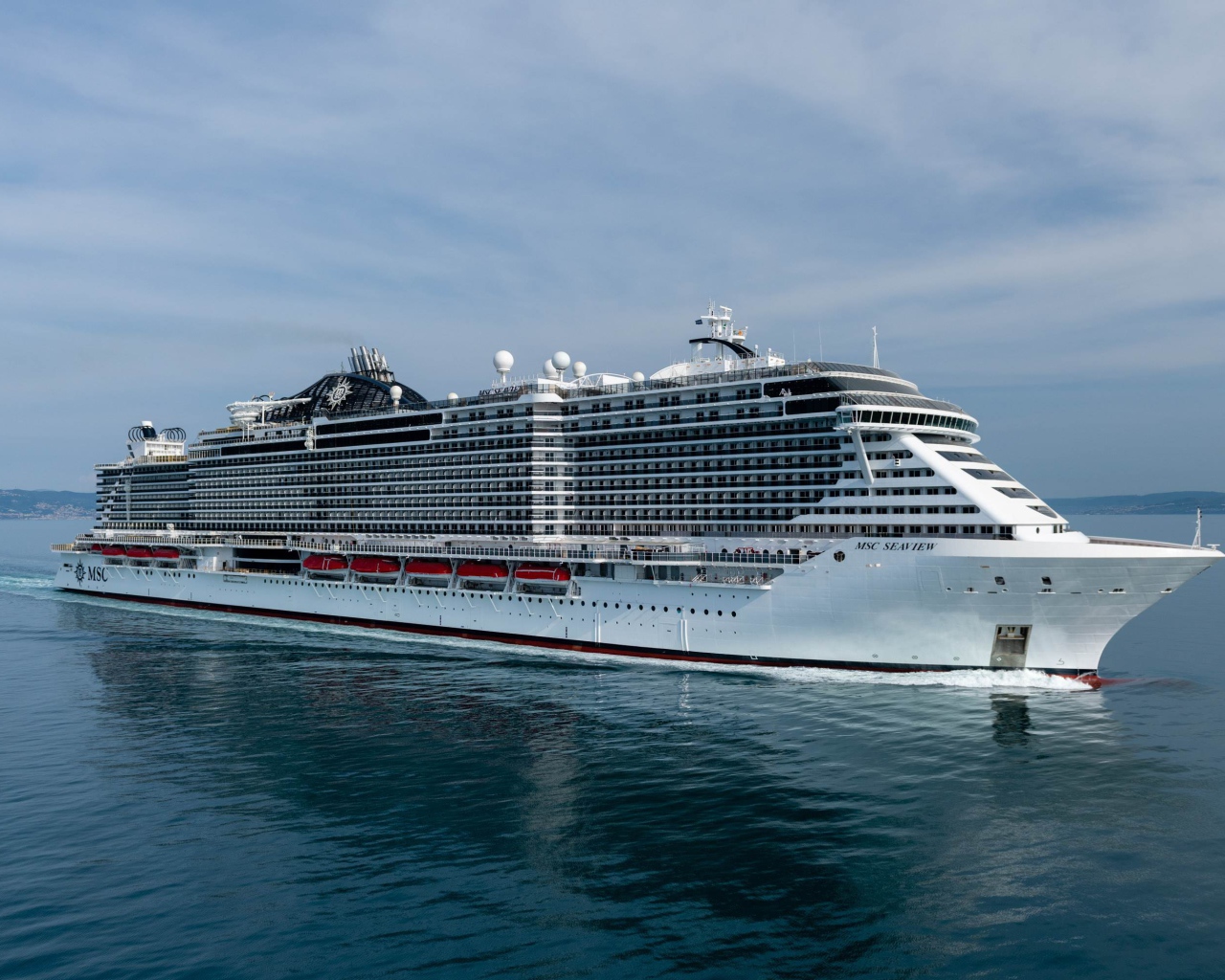 Красивый большой круизный лайнер MSC Seaview