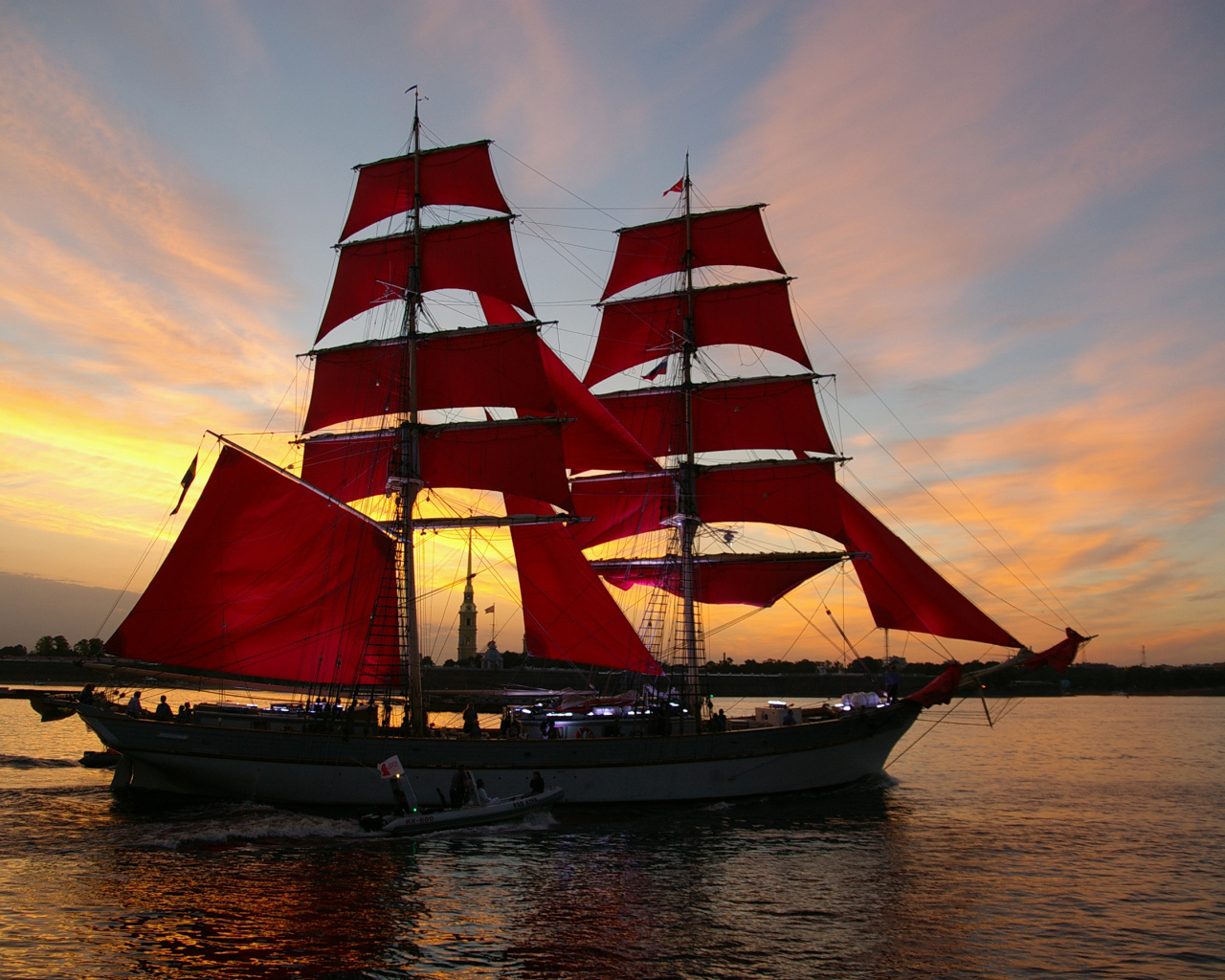 Большой корабль с алыми парусами на фоне заката