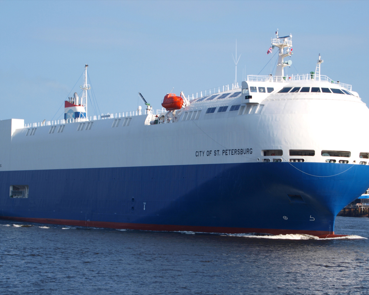 Теплоход-ролкер City of St. Petersburg  в море
