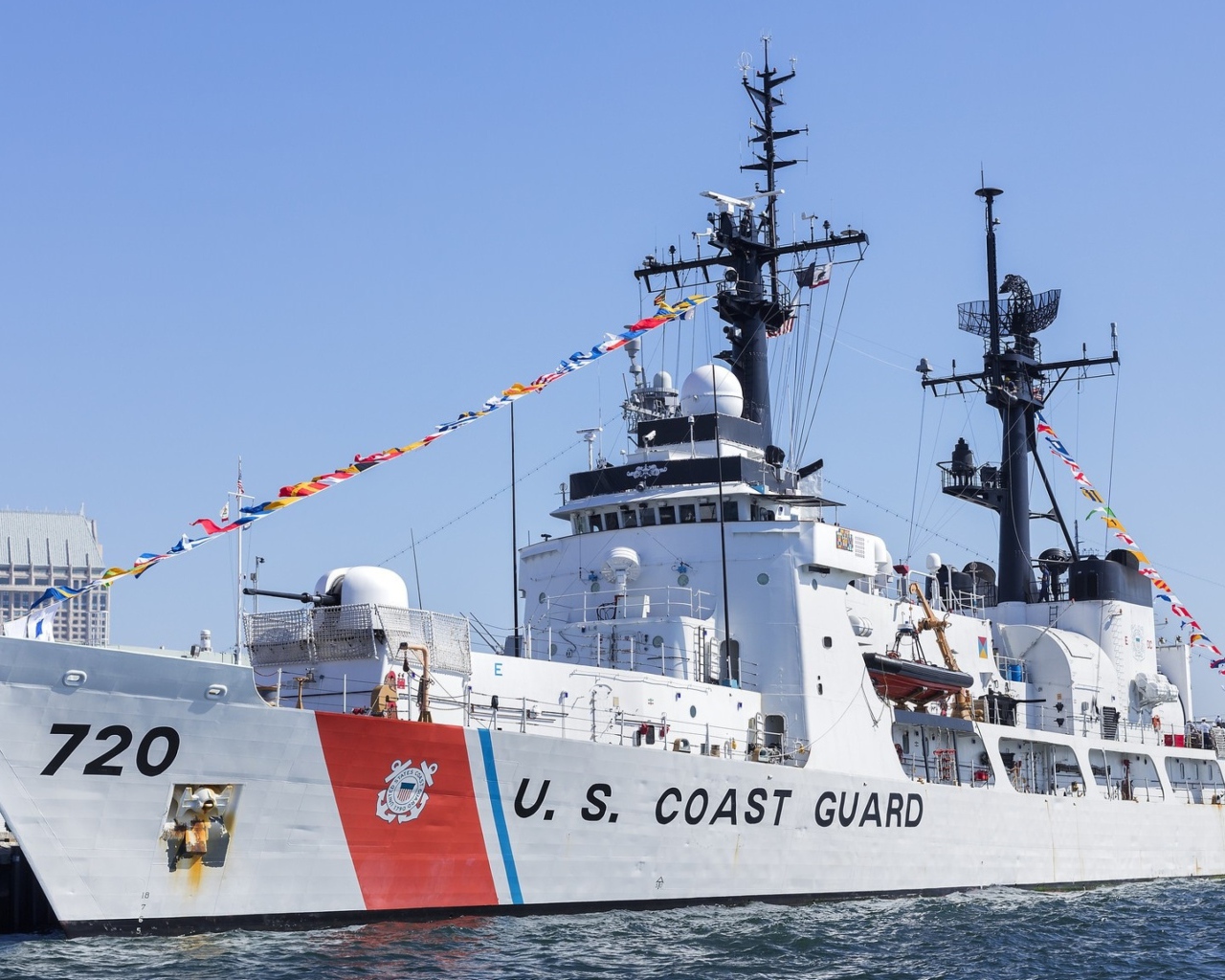 Судно береговой охраны Coast Guard  в море