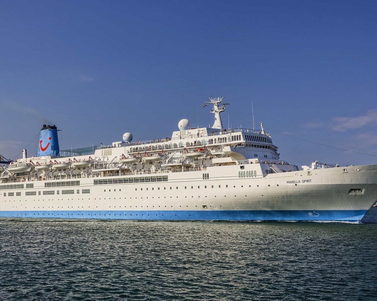 Большое круизное судно MS Marella Spirit в воде