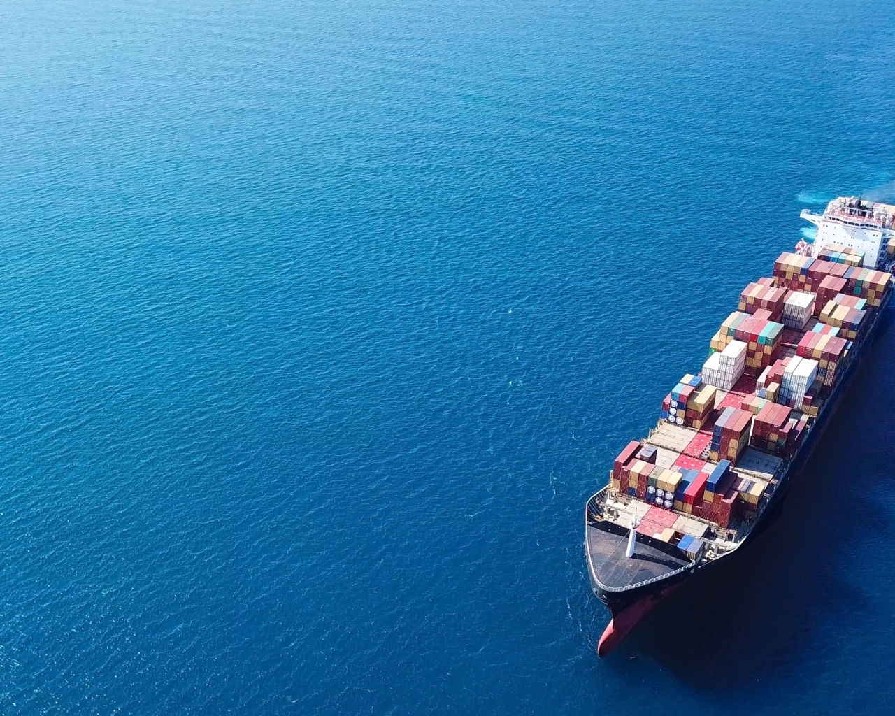 Большое грузовое судно с контейнерами в море 