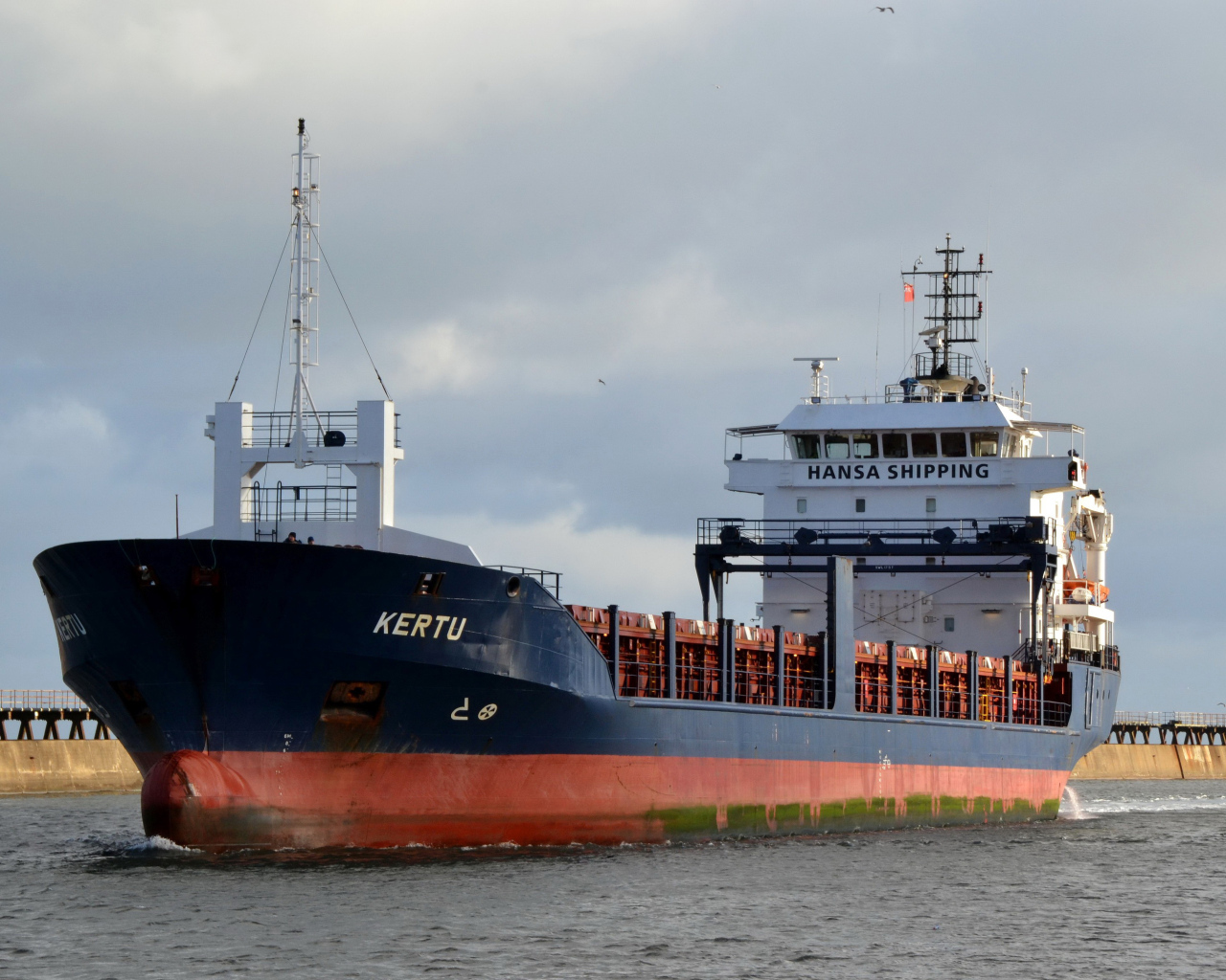 Большой контейнеровоз Kertu в плаванье