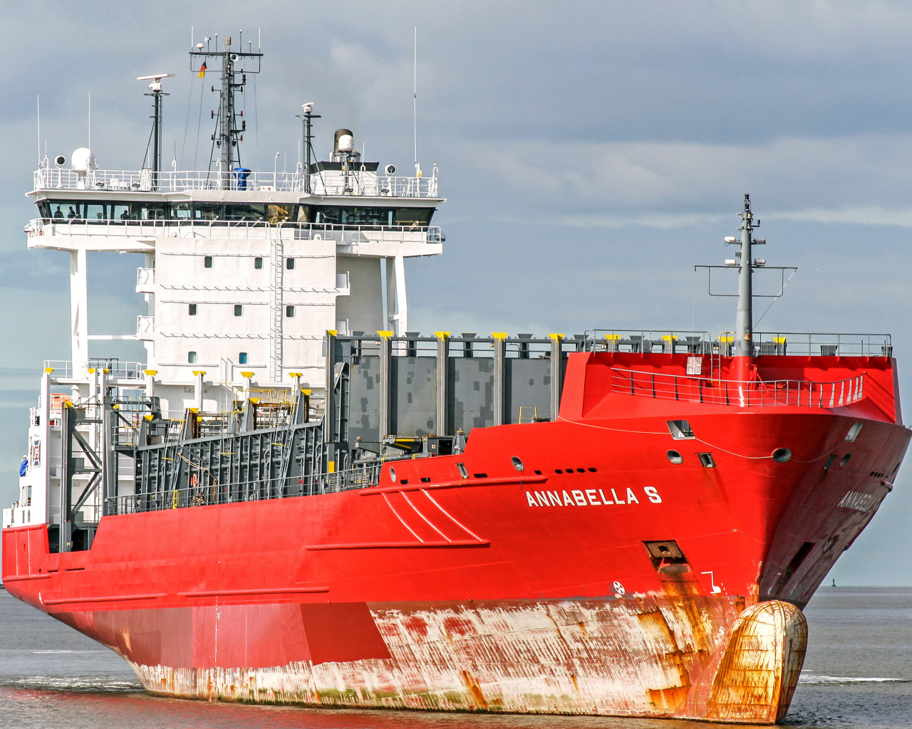 Большой красный контейнеровоз Annabella S на фоне