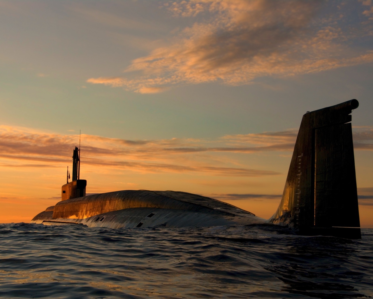 Большая подводная лодка в море под красивым небом