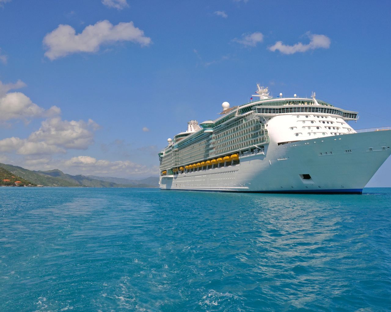 Белый круизный лайнер в голубой воде
