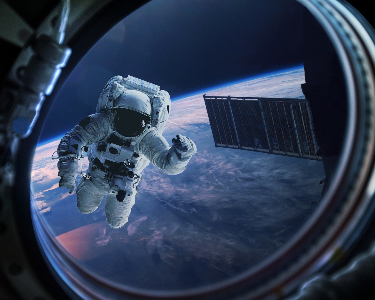 Астронавт в иллюминаторе в космосе