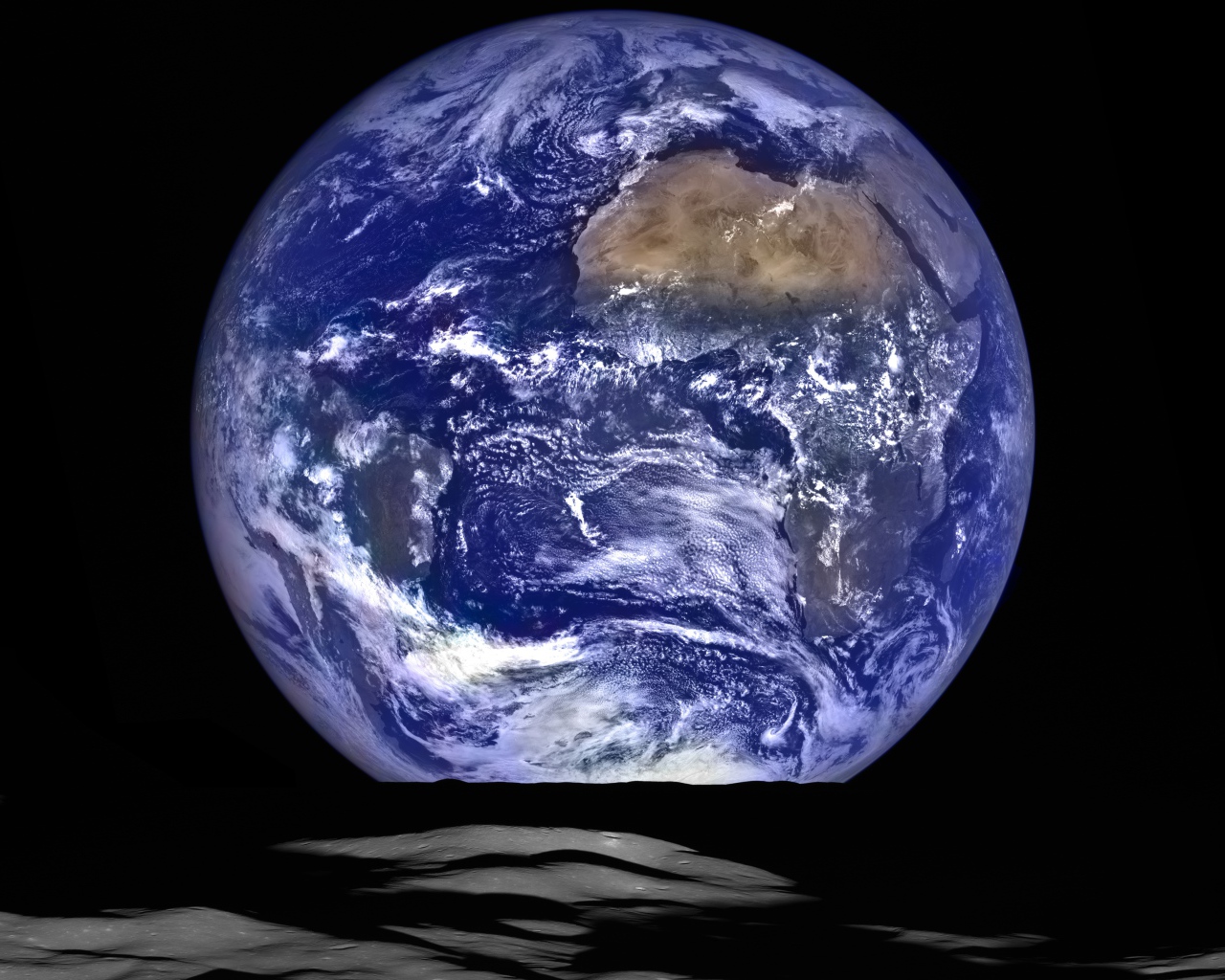 Большая планета земля на черном фоне в небе 