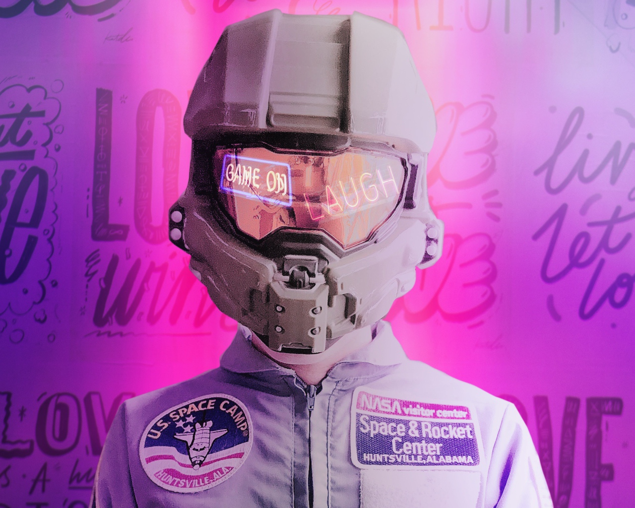 Астронавт NASA в костюме и шлеме