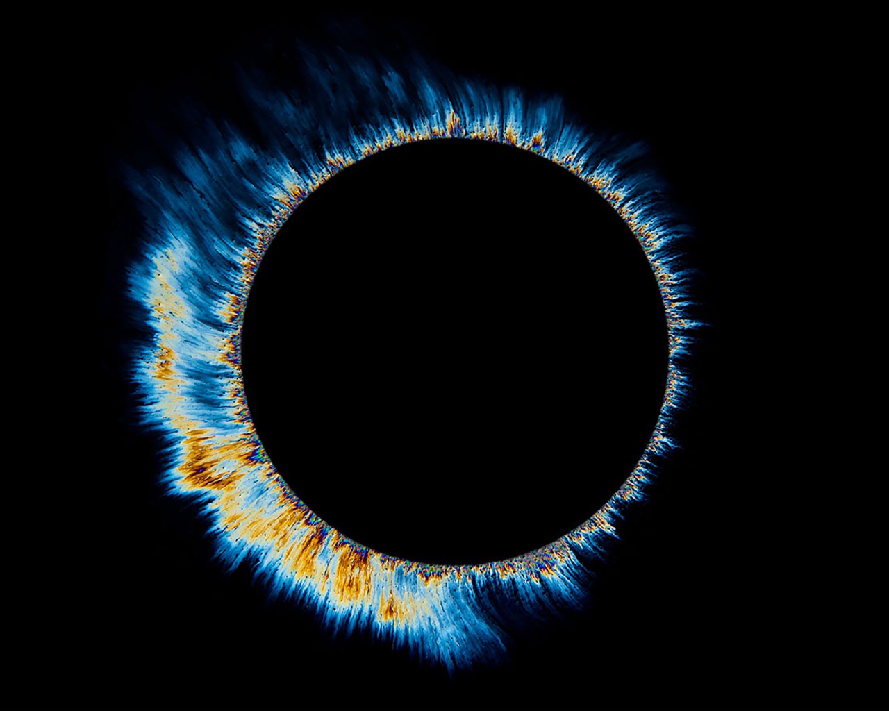 Солнечное затмение с яркими искрами на черном фоне