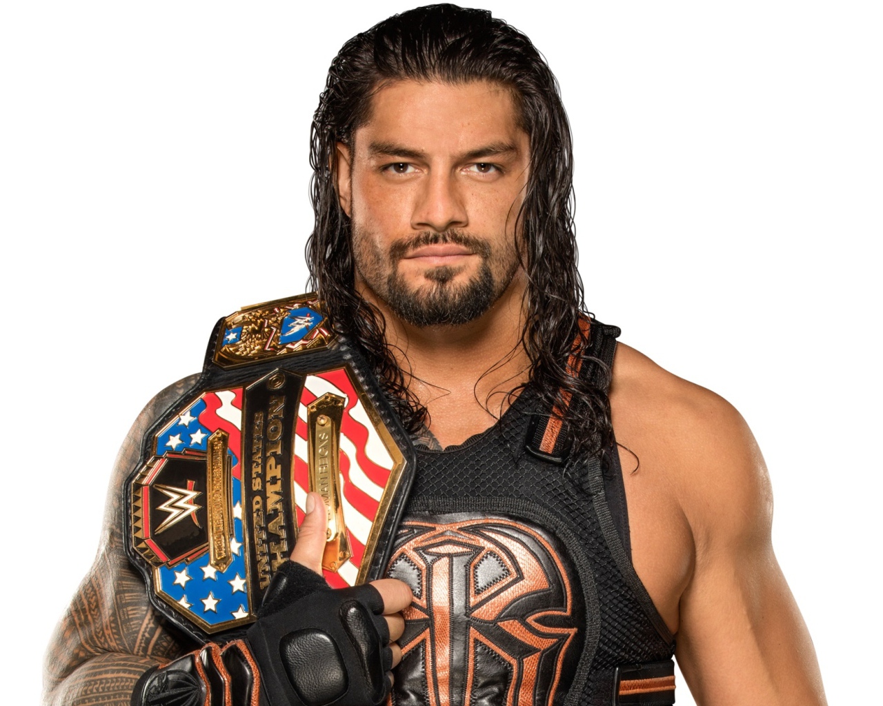 Американский рестлер Роман Рейнс на белом фоне