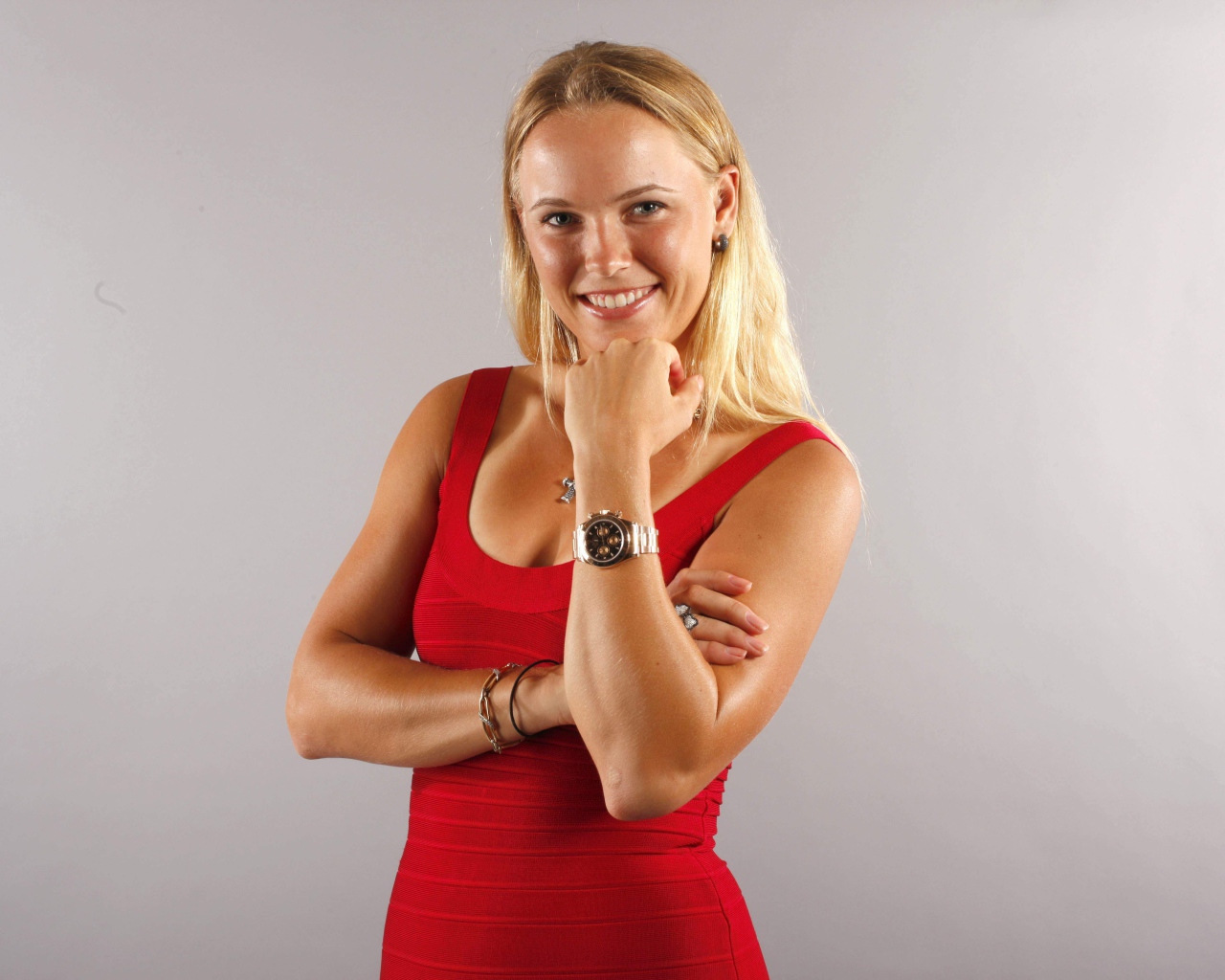 Красивая девушка в красном, датская теннисистка Каролина Возняцки