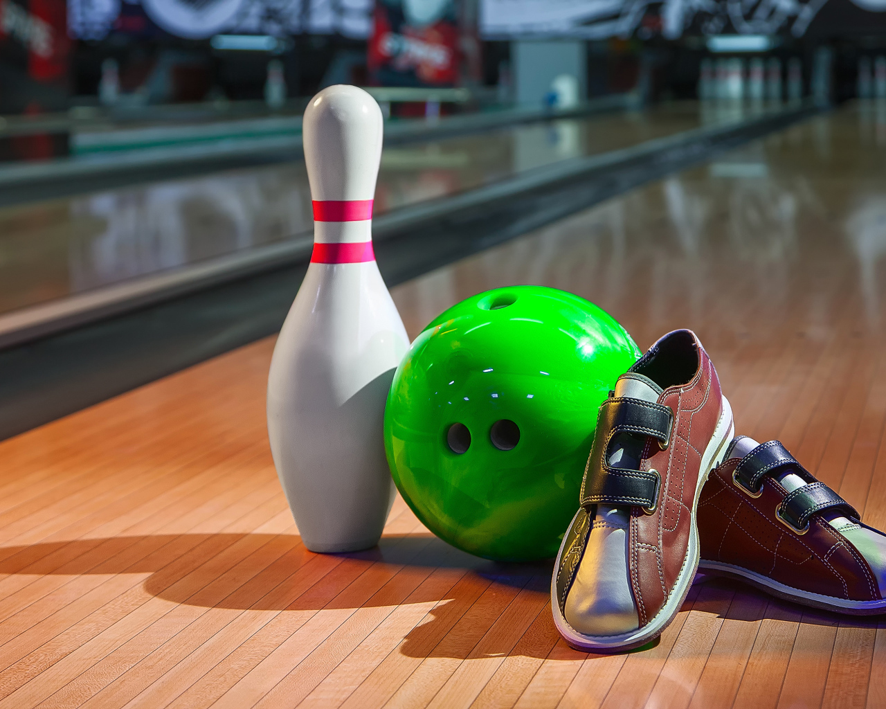 Обувь для боулинга, шар и кегля 