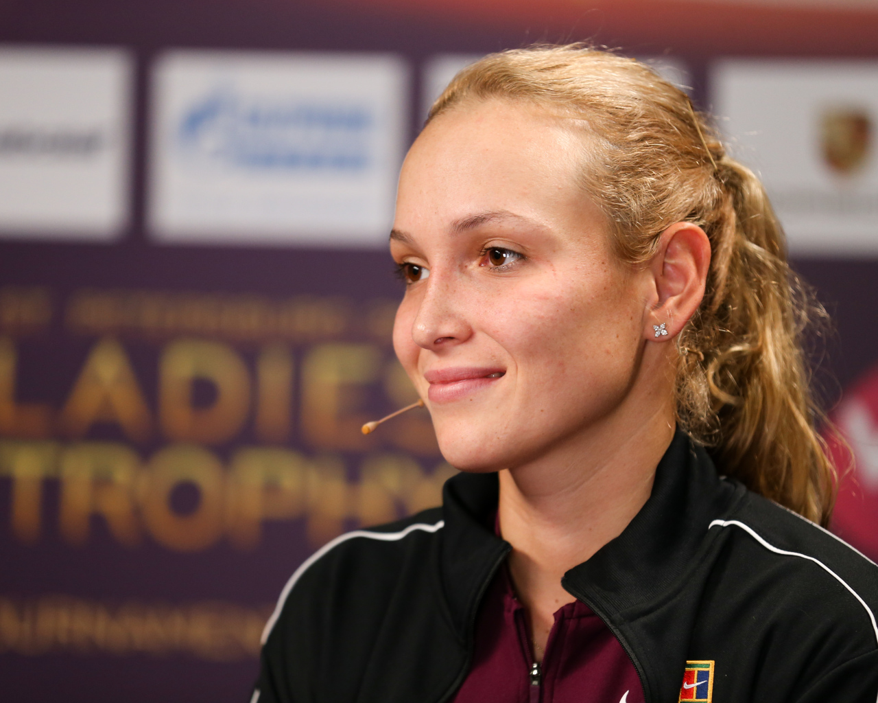 Хорватская теннисистка Донна Векич с микрофоном