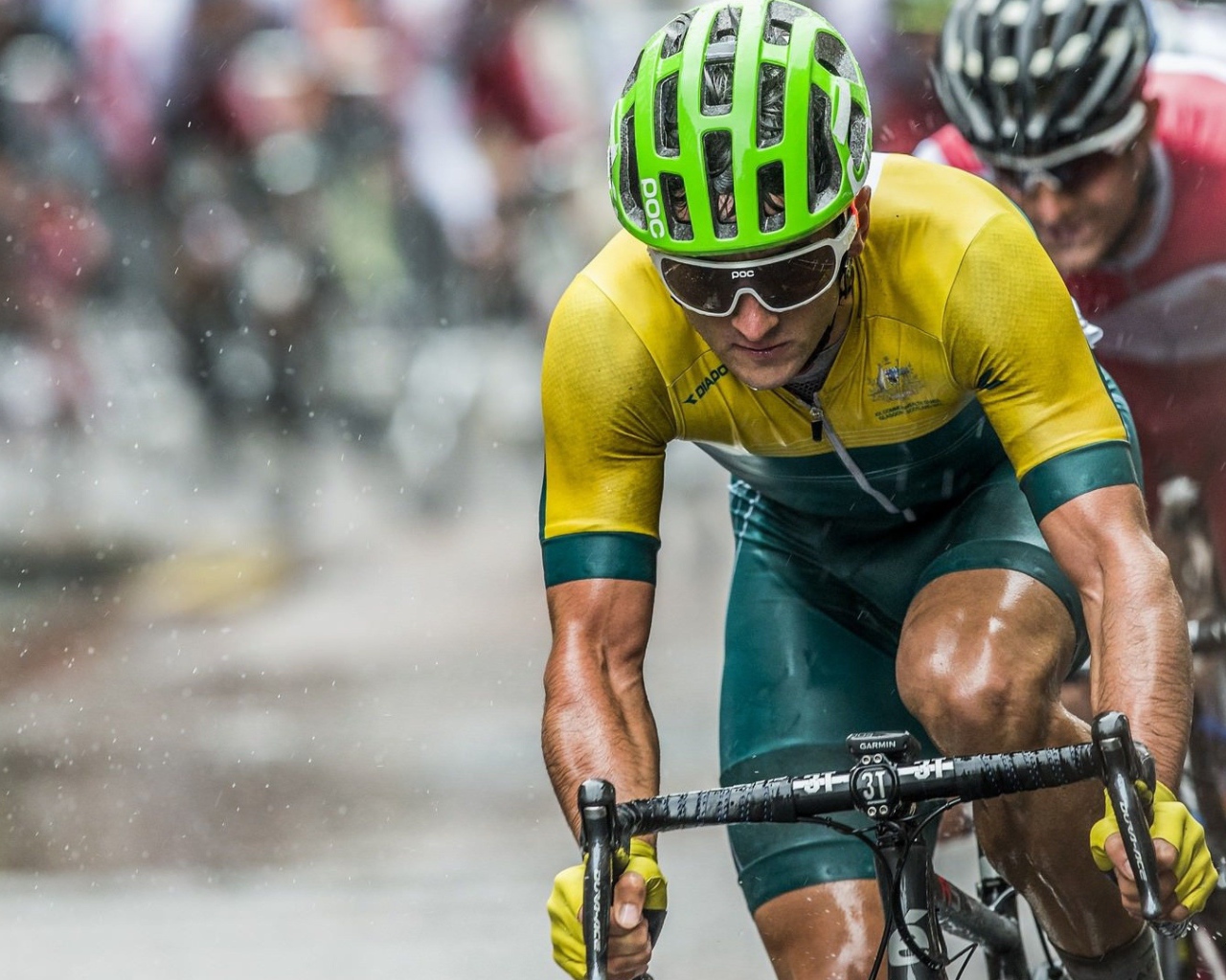 Велосипедисты на гонках под дождем