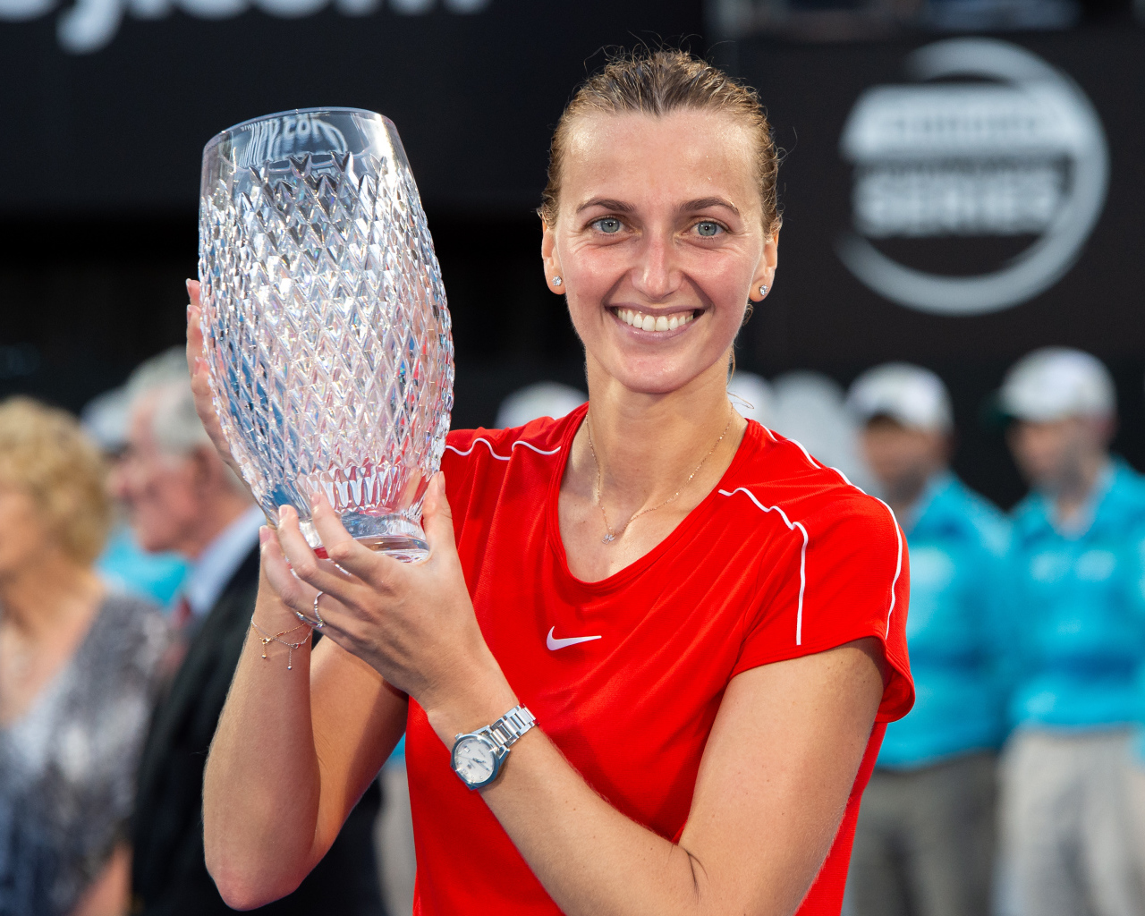 Чешская теннисистка Петра Квитова с кубком на корте