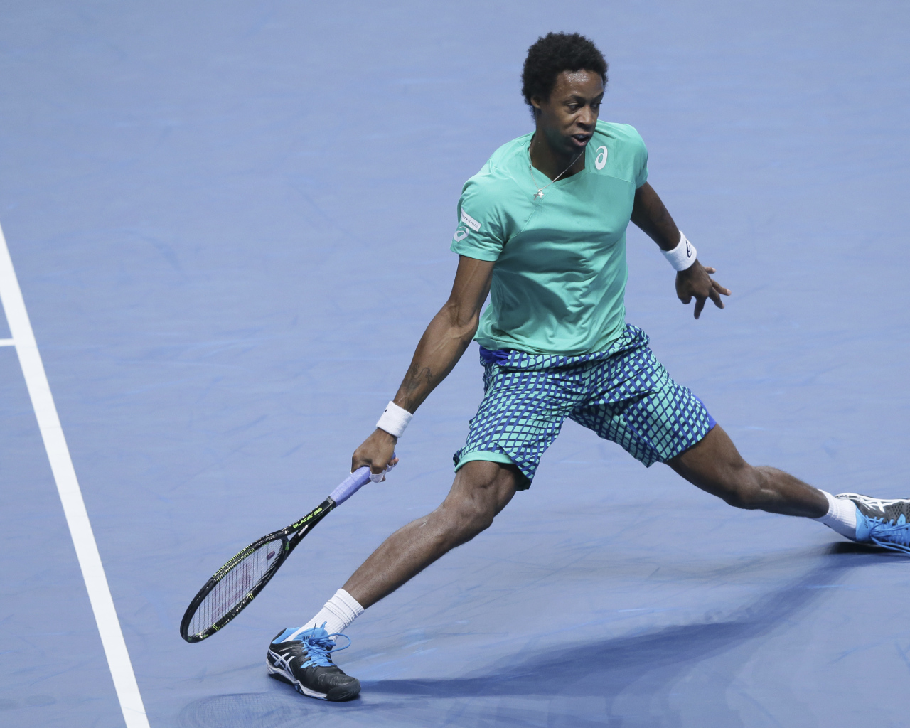 Французский теннисист Гаэль Монфис на корте с ракеткой